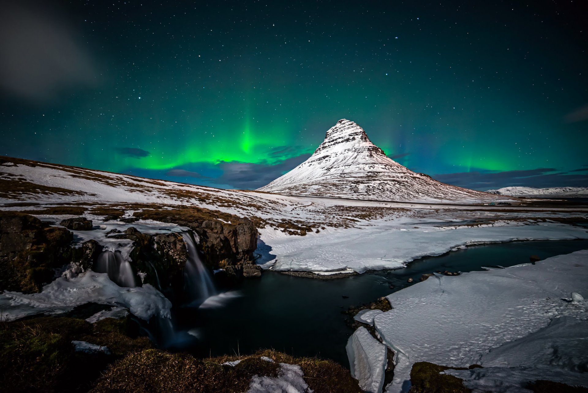 islanda kirkjufell montagna vulcano rocce cascata neve notte aurora boreale inverno gennaio