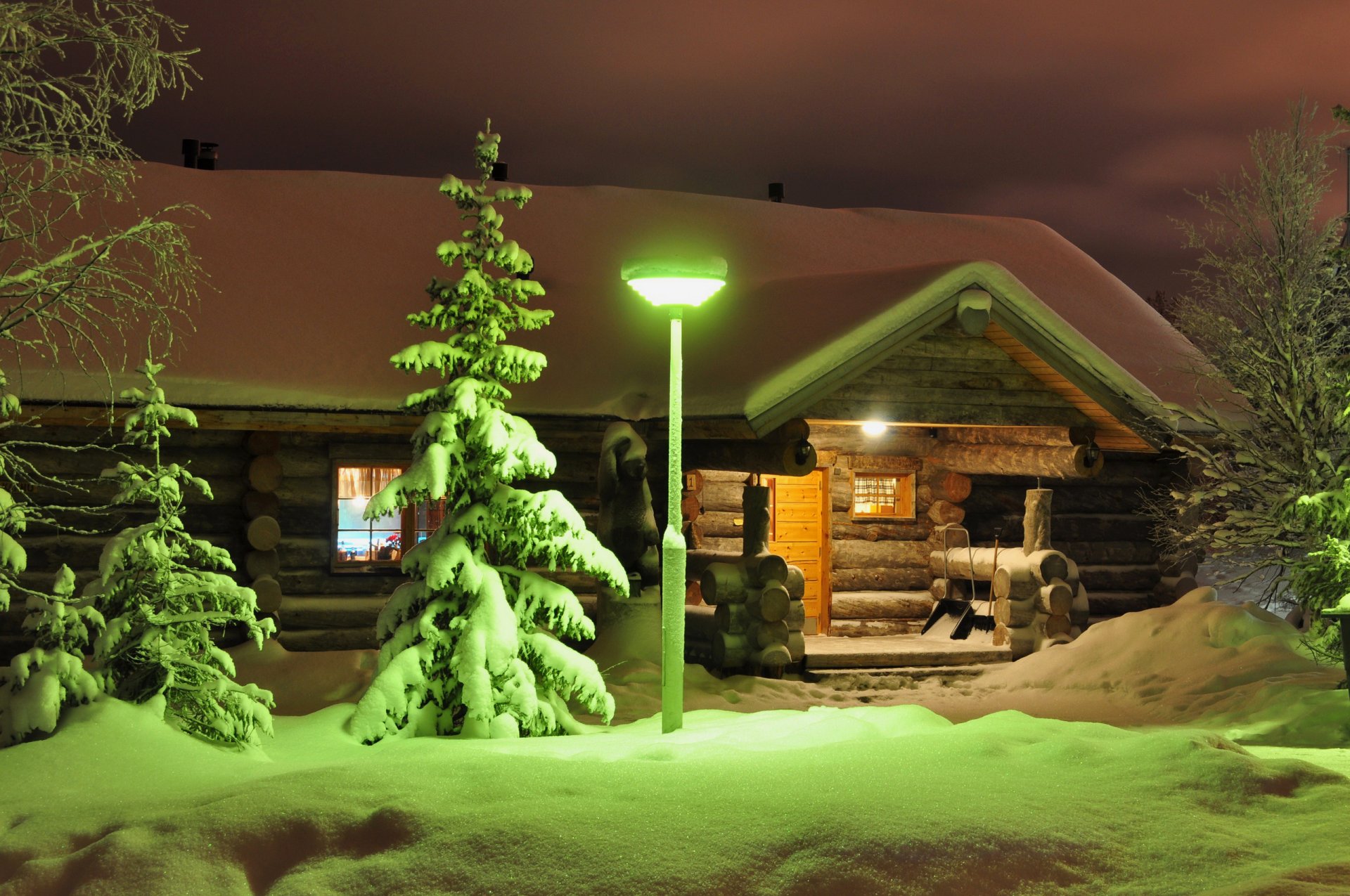 laponia finlandia noche cabaña invierno nieve linterna árboles abeto porche luz