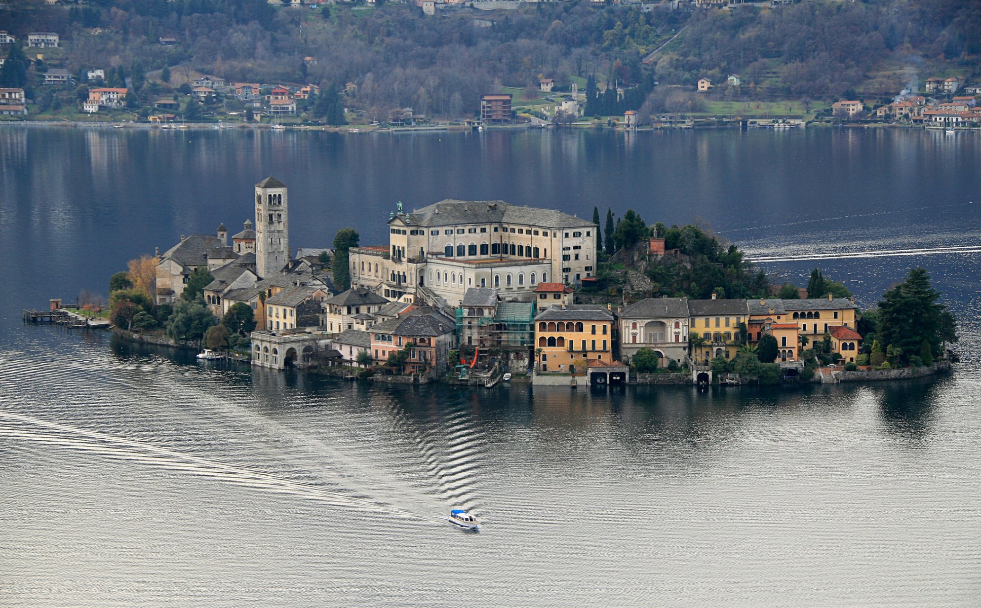 italia lago d orta isola di san giulio riva alberi case torre