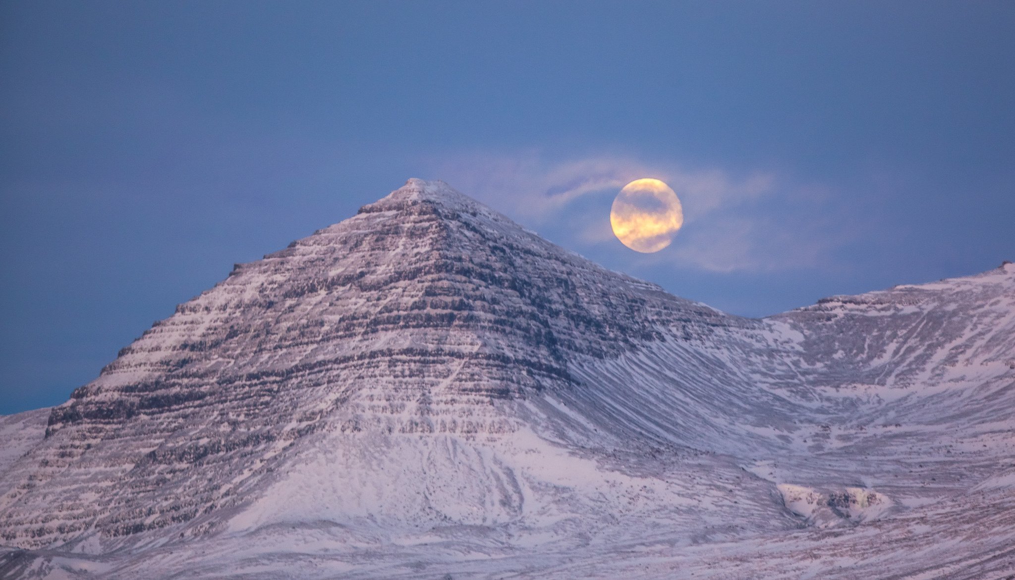 islanda montagna neve notte luna luna piena cielo nuvole foschia