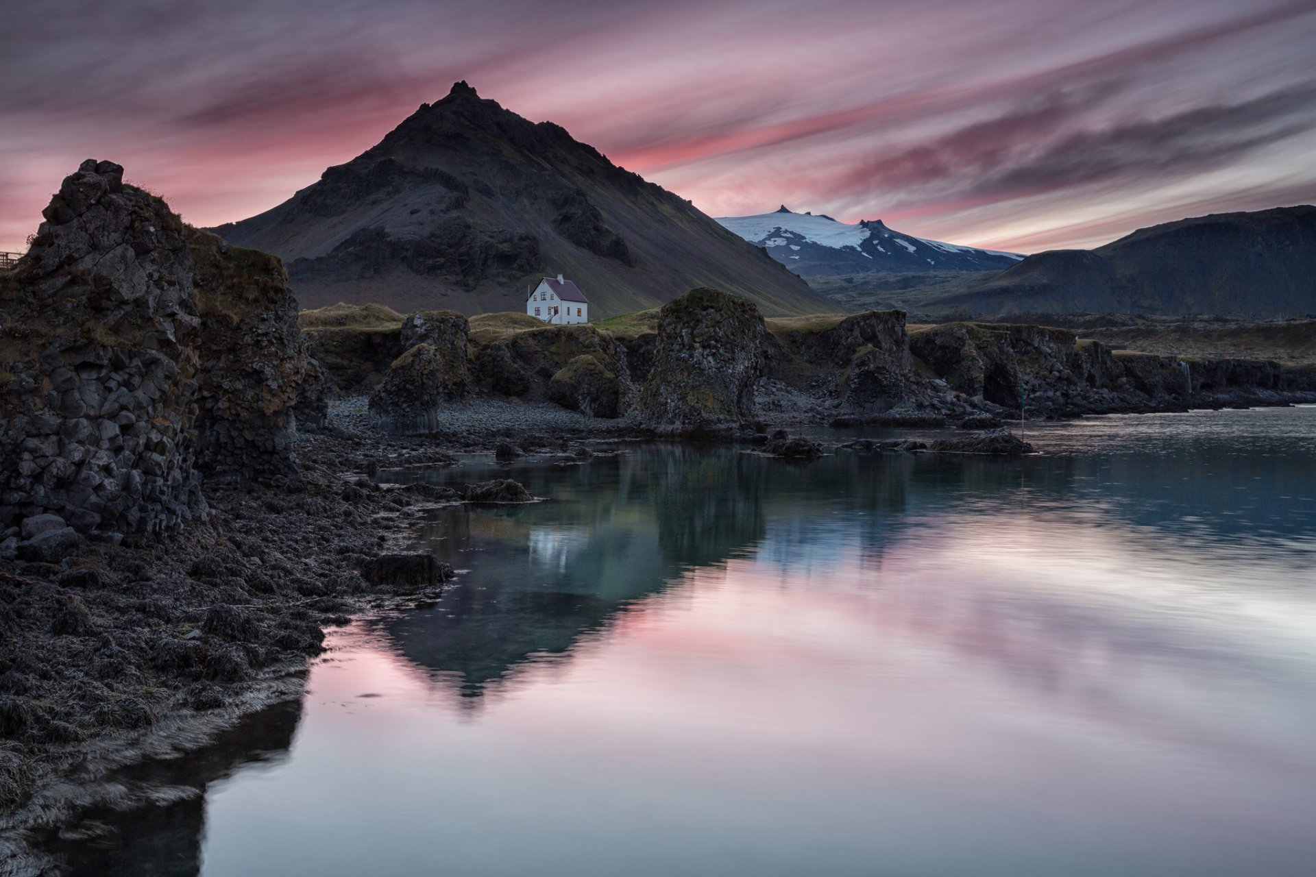 islande village maison montagnes lac réflexion soir ciel coucher de soleil