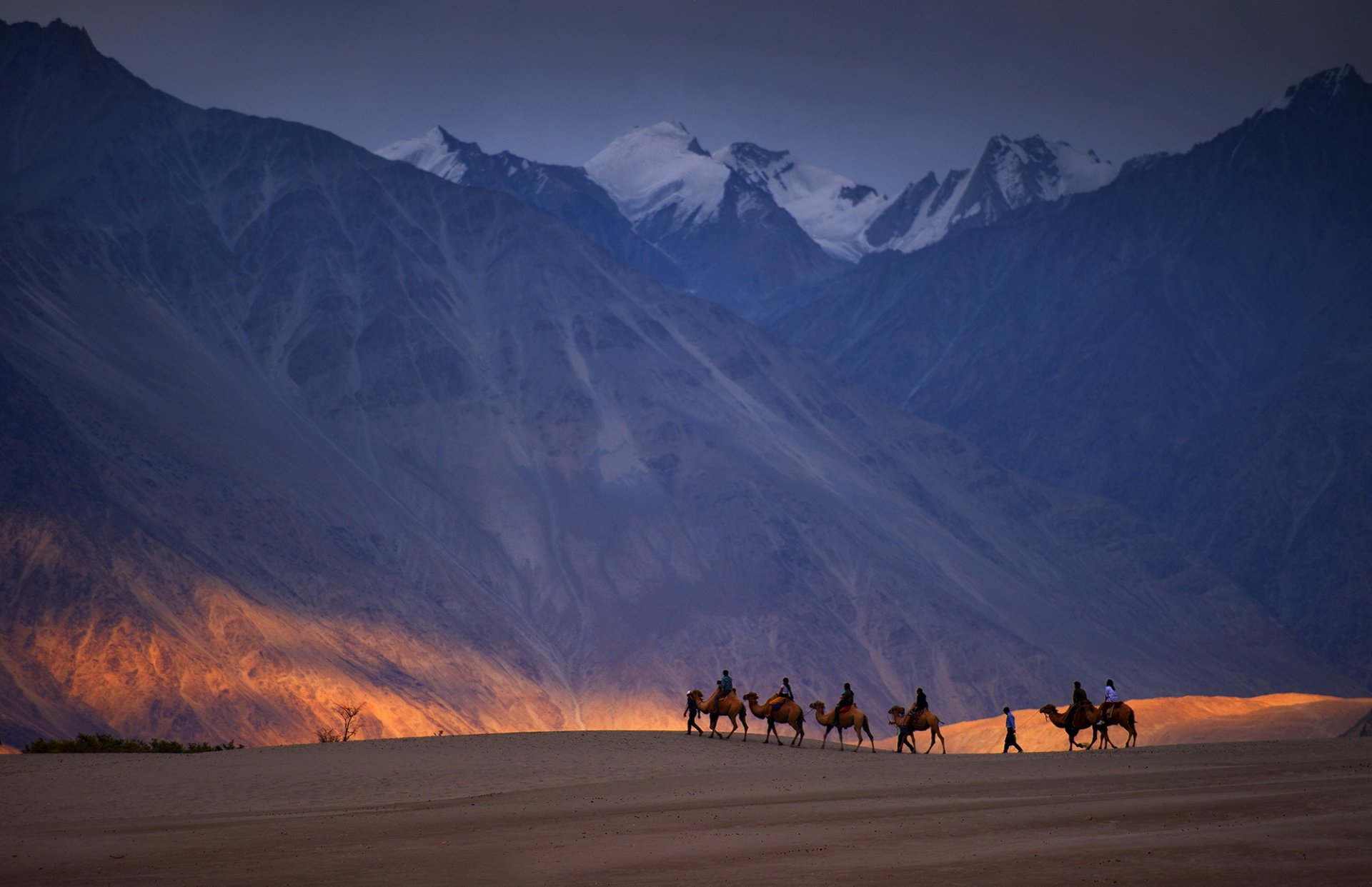 montagnes caravane paysage