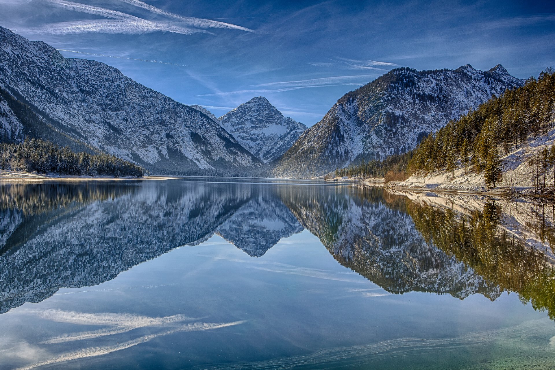 lago plansee tirol austria alpes montañas reflexión