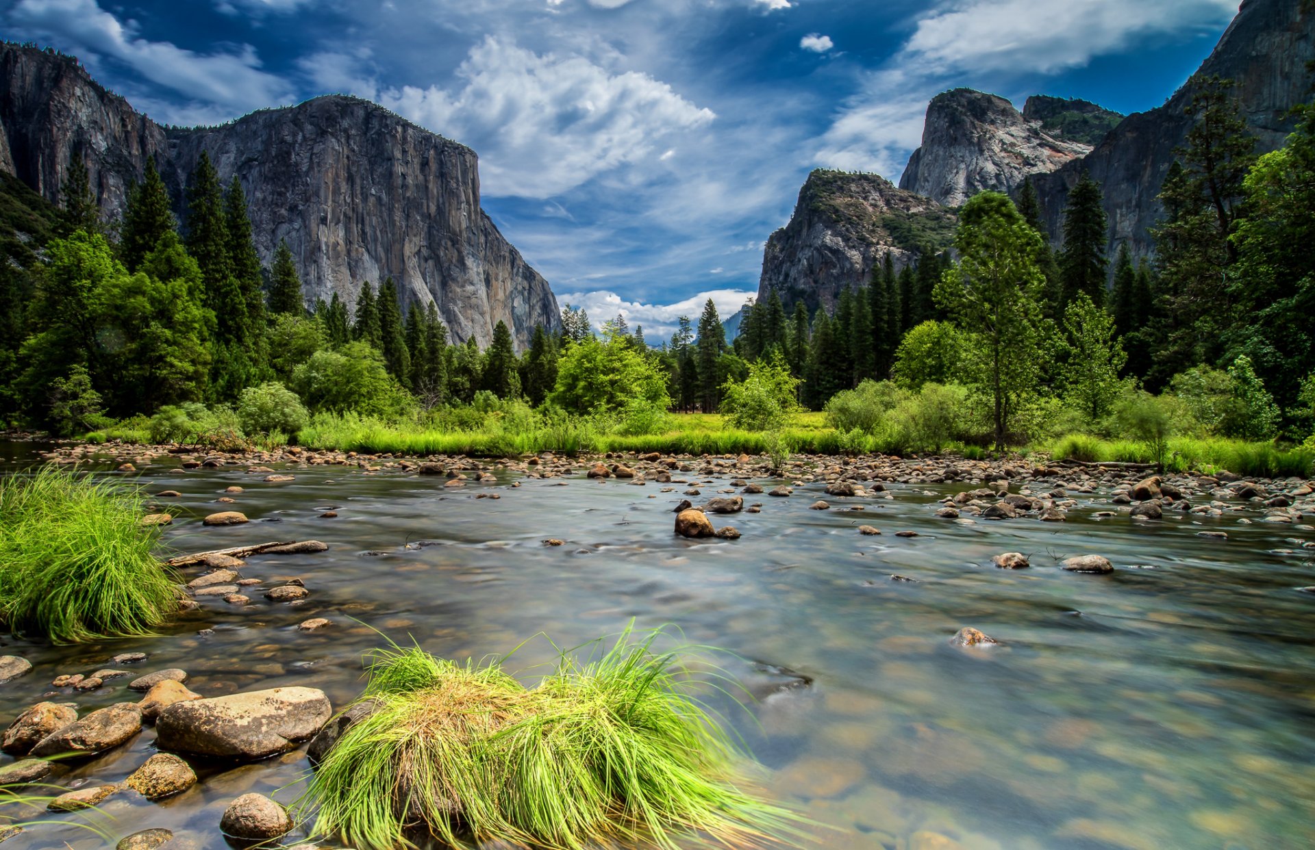 yosemite parque nacional sierra nevada montañas lago bosque árboles cielo nubes rocas