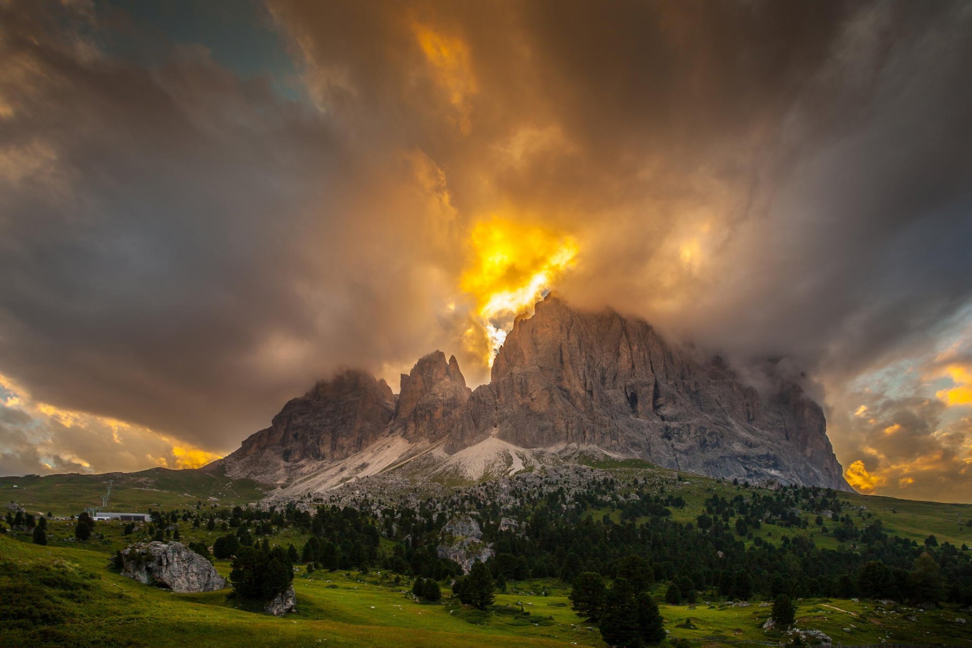 montagne alba nuvole paesaggio foresta