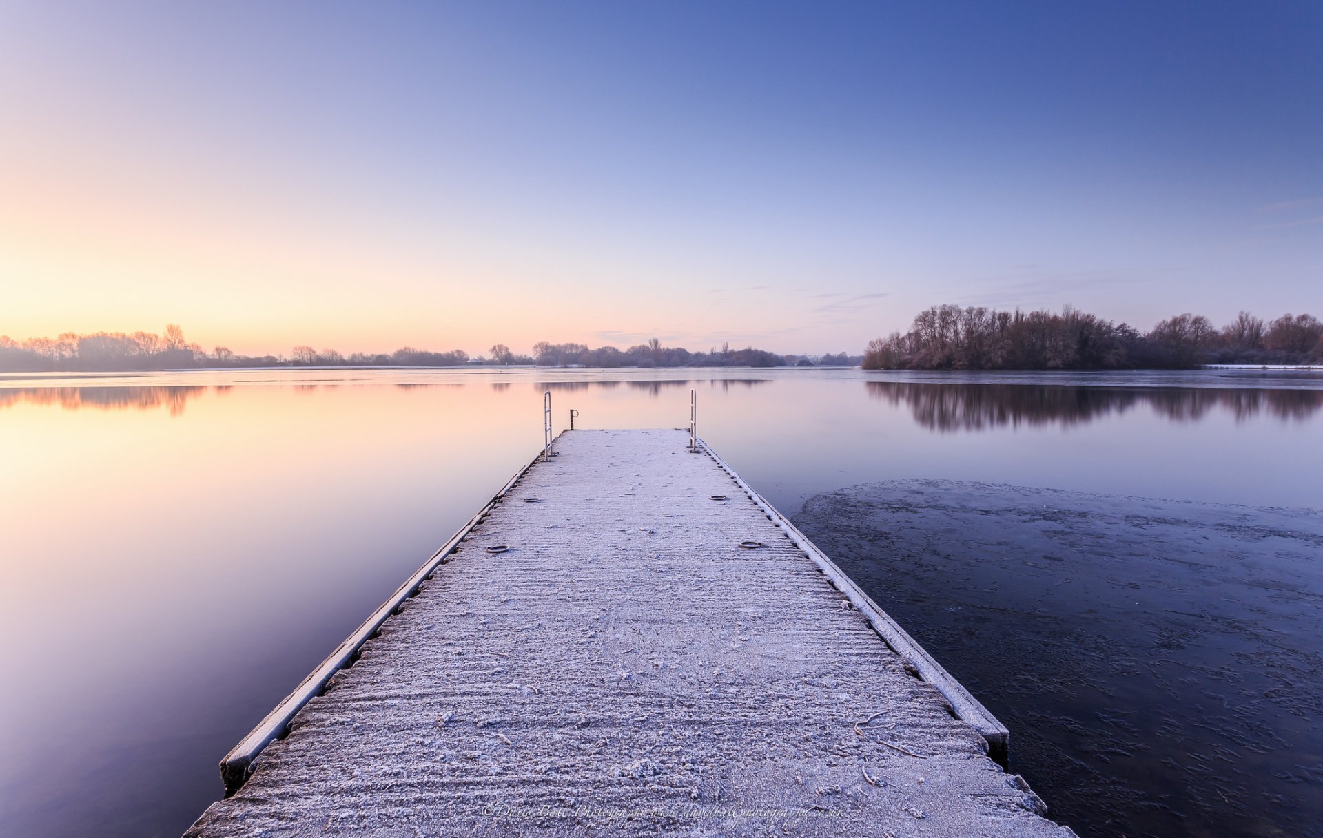 reino unido inglaterra invierno mañana lago agua superficie hielo costa puente nieve árboles reflexión