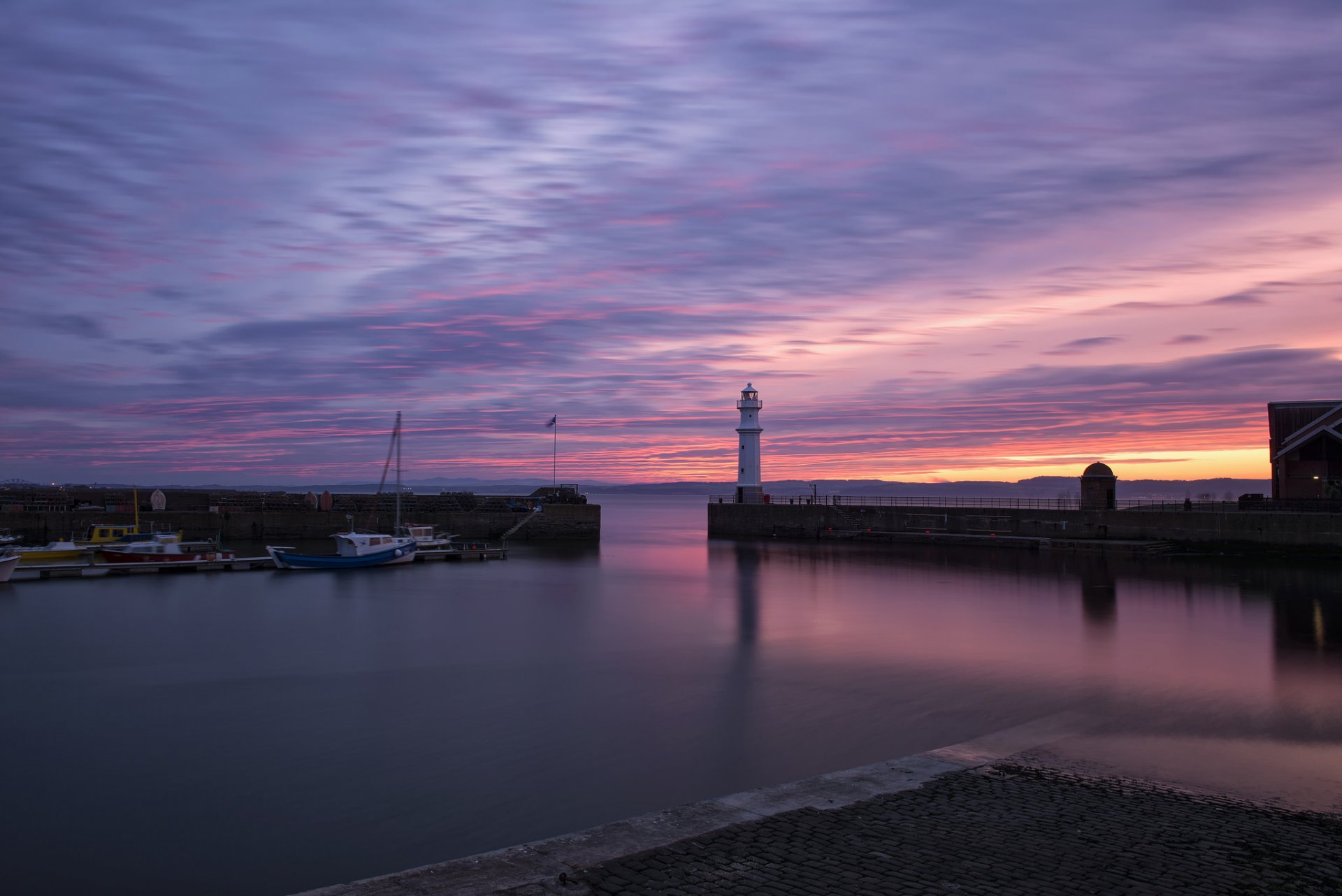 scozia edimburgo fiume faro sera tramonto cielo nuvole