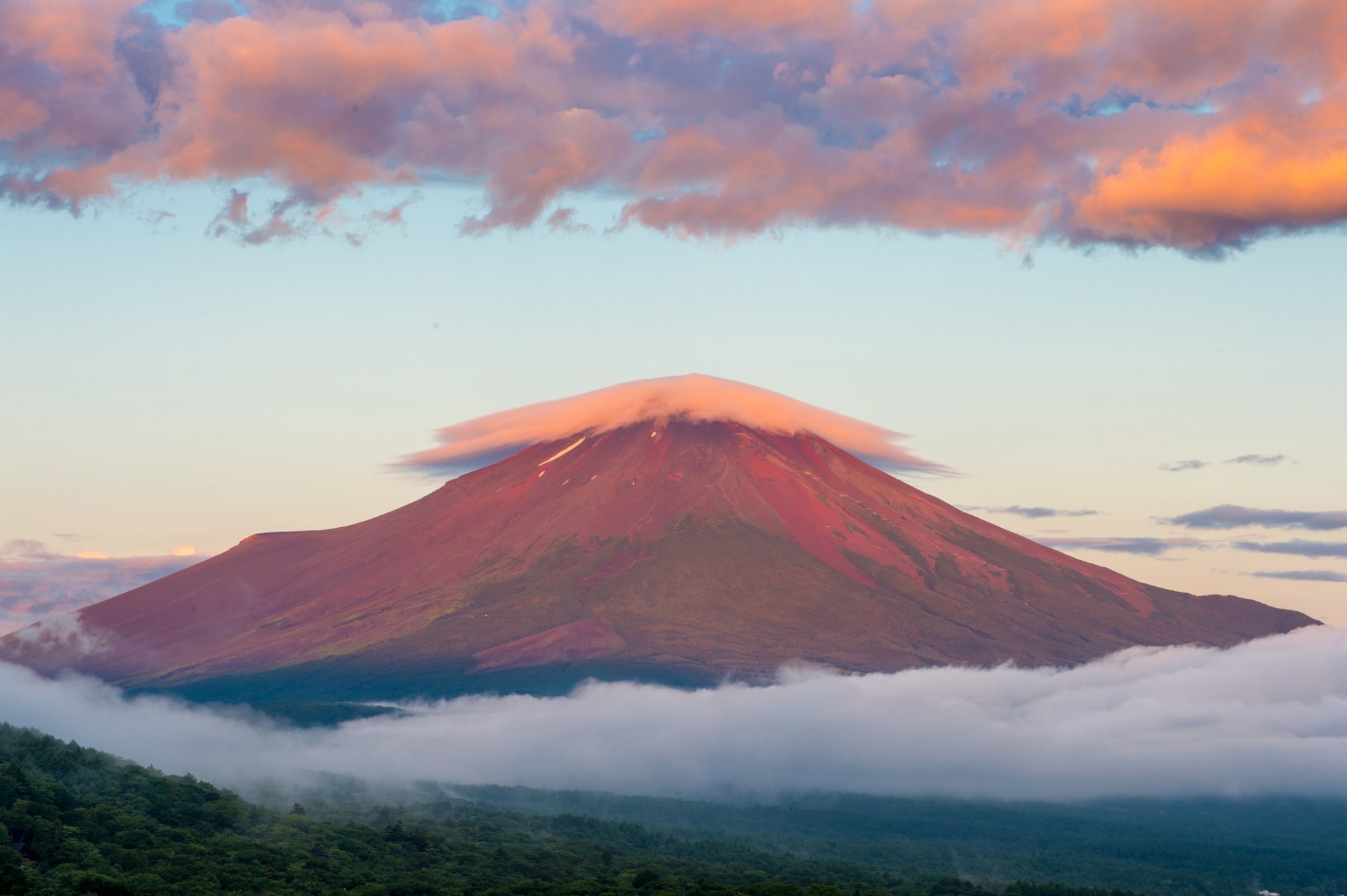 japonia wyspa honsiu stratowulkan góra fujiyama 富士山 poranek wschód słońca niebo chmury lato sierpień