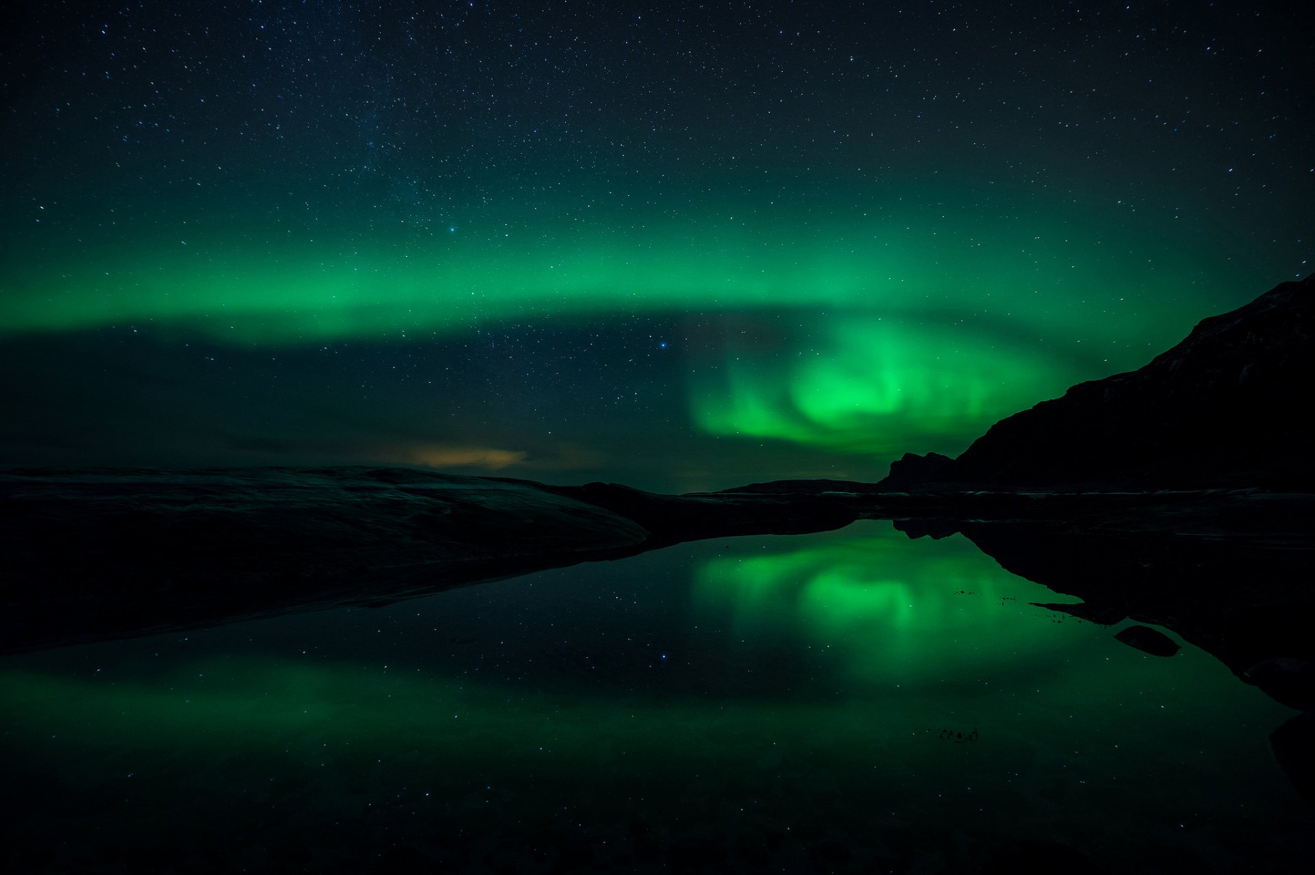 ciel nuit étoiles aurores boréales montagnes eau réflexions