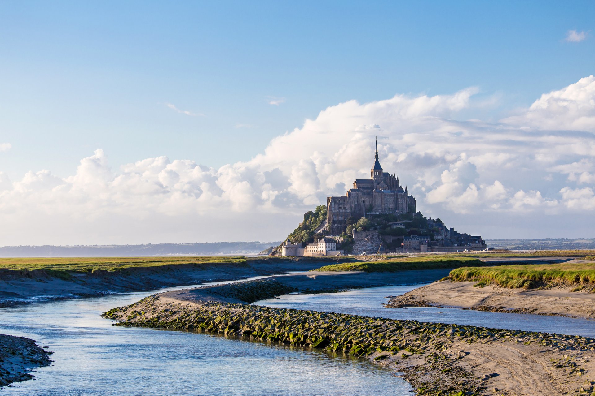 francja normandia zamek mont saint-michel niebo chmury morze