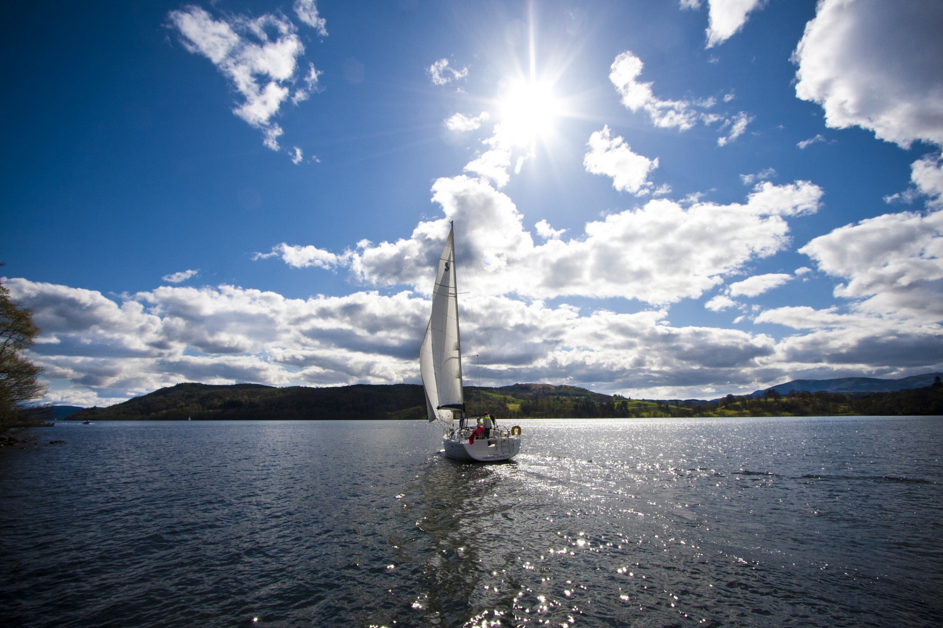 lac yacht soleil nuages repos