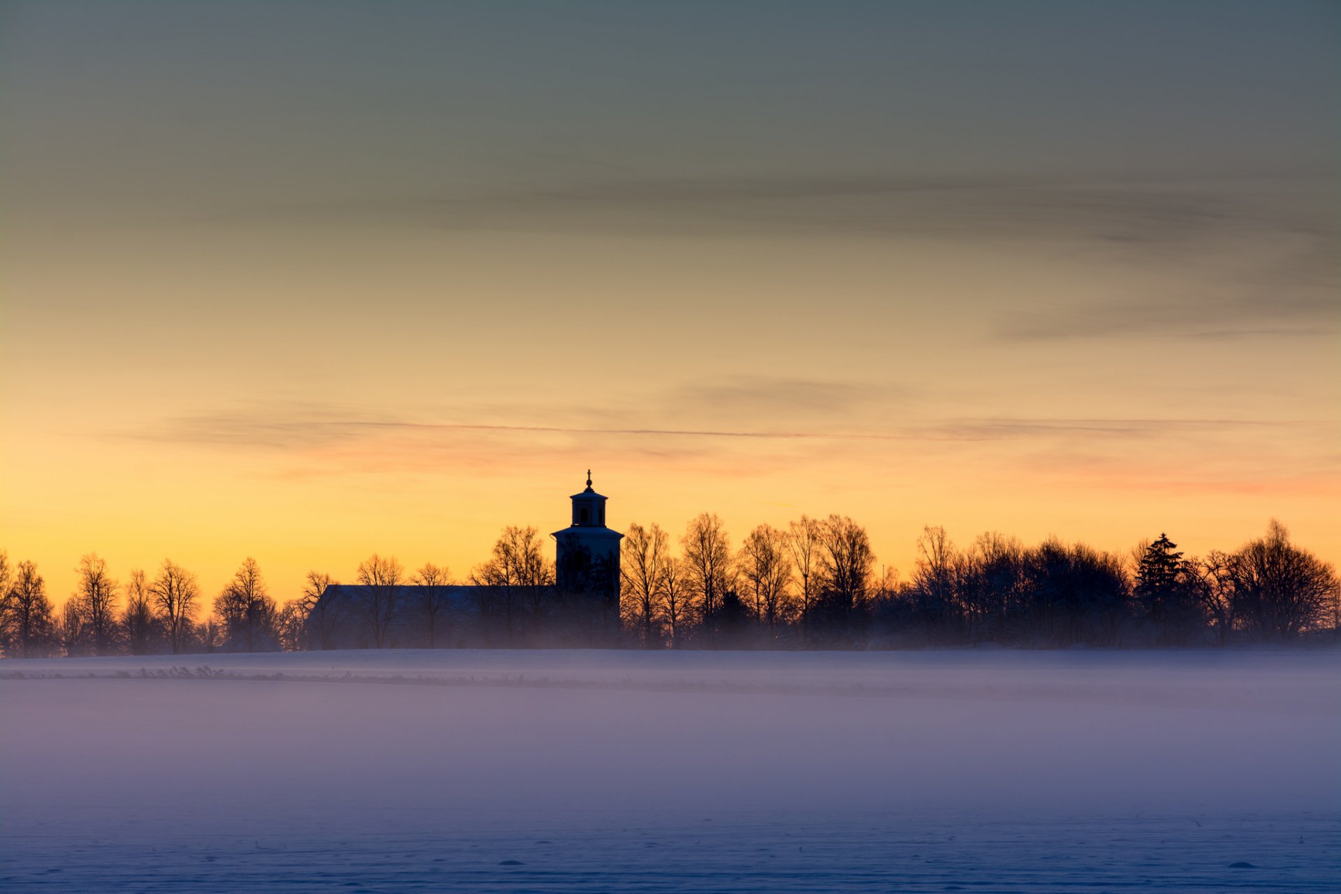 suède matin aube jaune ciel nuages champ église arbres brouillard hiver neige