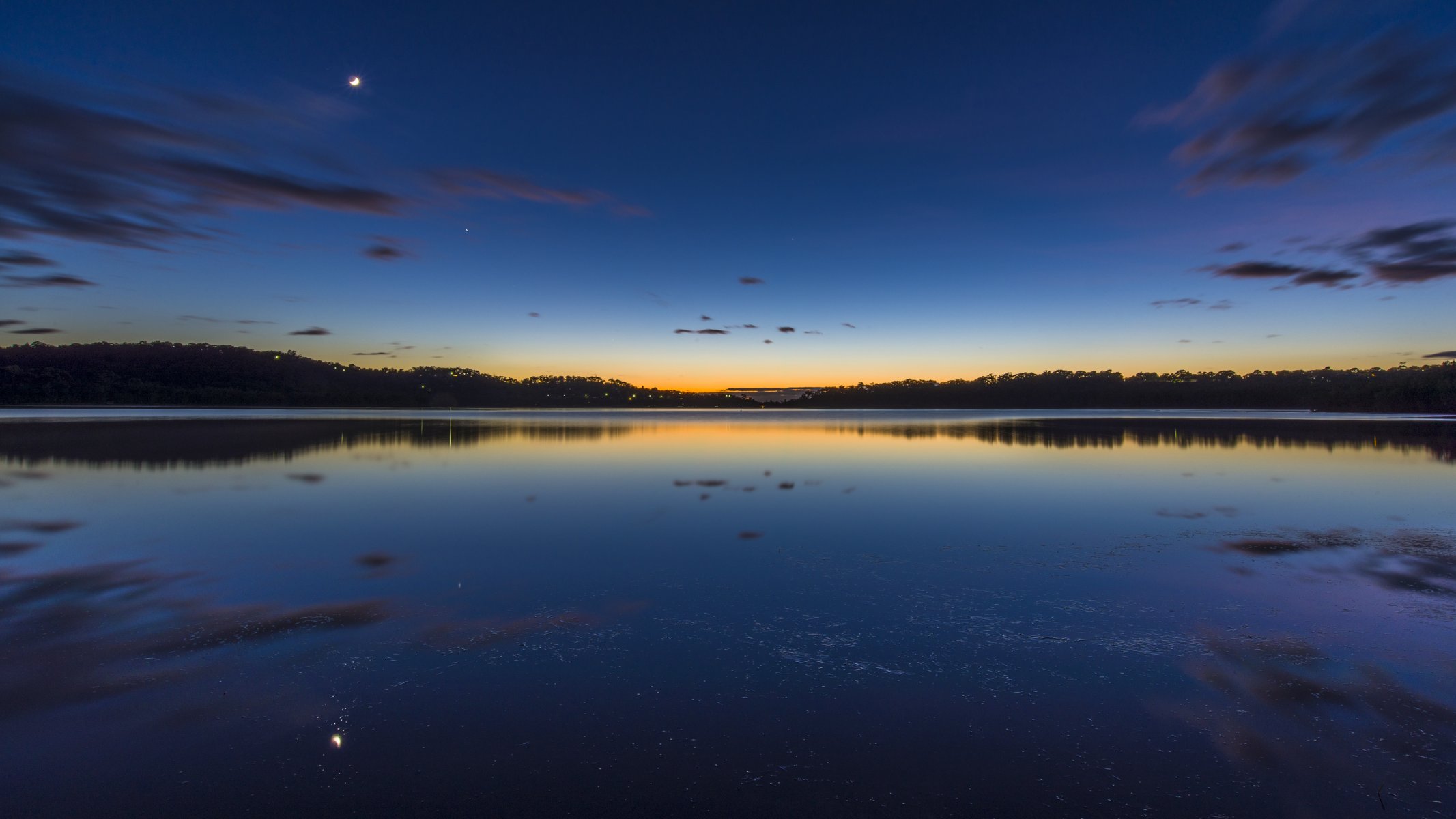 lac crépuscule mois nuages horizon