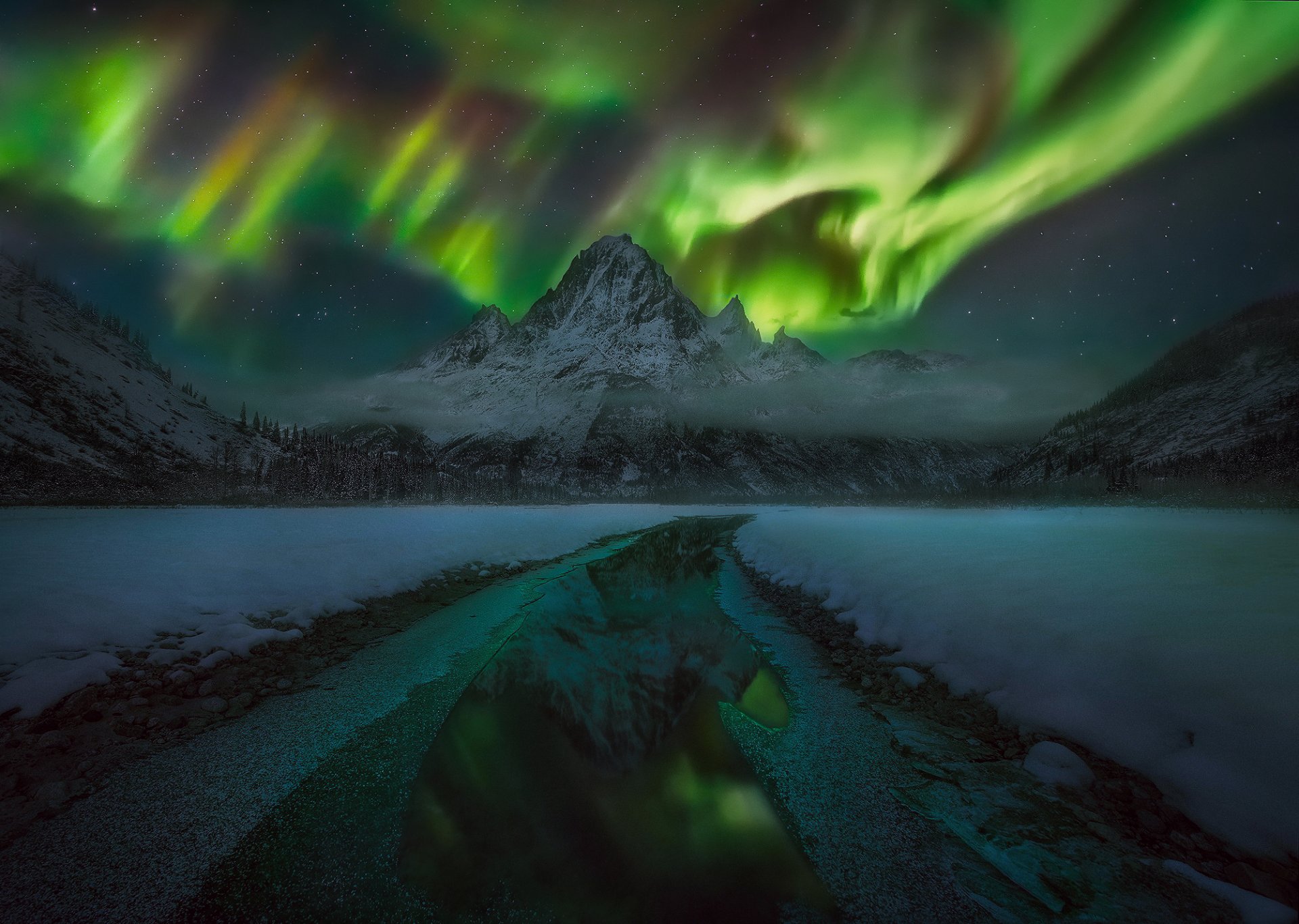 hiver nuit ciel étoiles aurores boréales montagnes nuages forêt neige eau réflexion