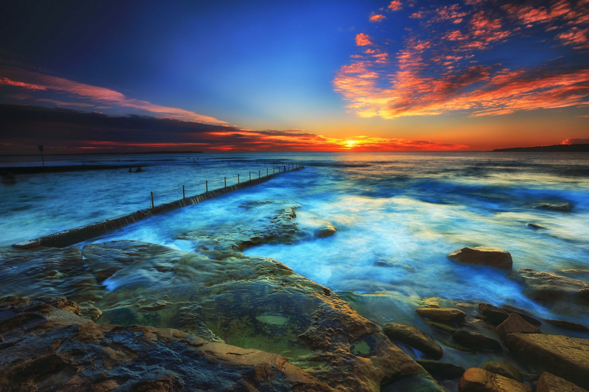 mare rocce nuvole tramonto