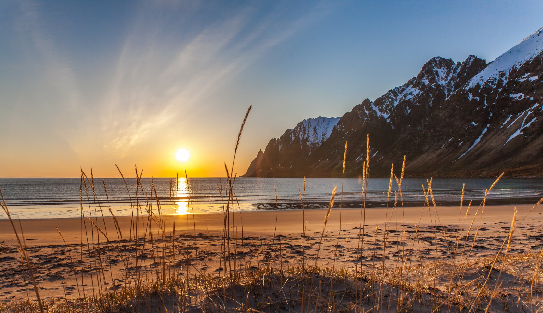 ersfjordbotn senja norwegia morze plaża piasek trawa góry śnieg zima