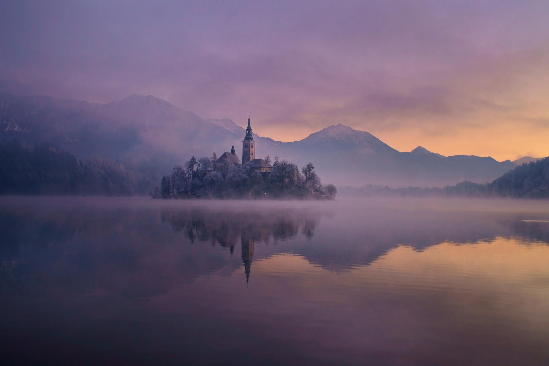 hiver lac forêt île château aube brume