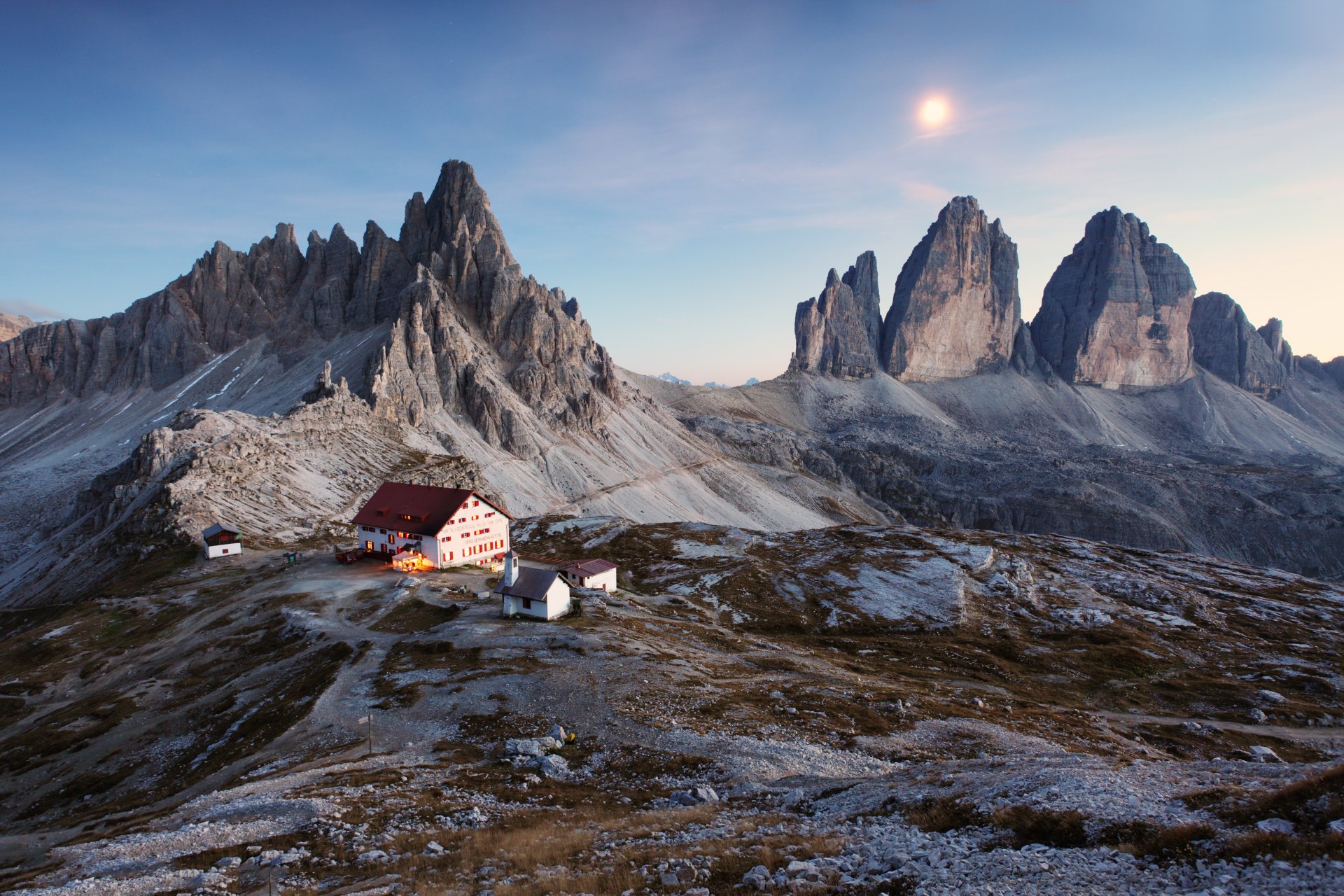 italie dolomite alpes trois pix maison montagnes terre enneigée coucher de soleil belle nature paysage ciel dolomite alpes zones enneigées