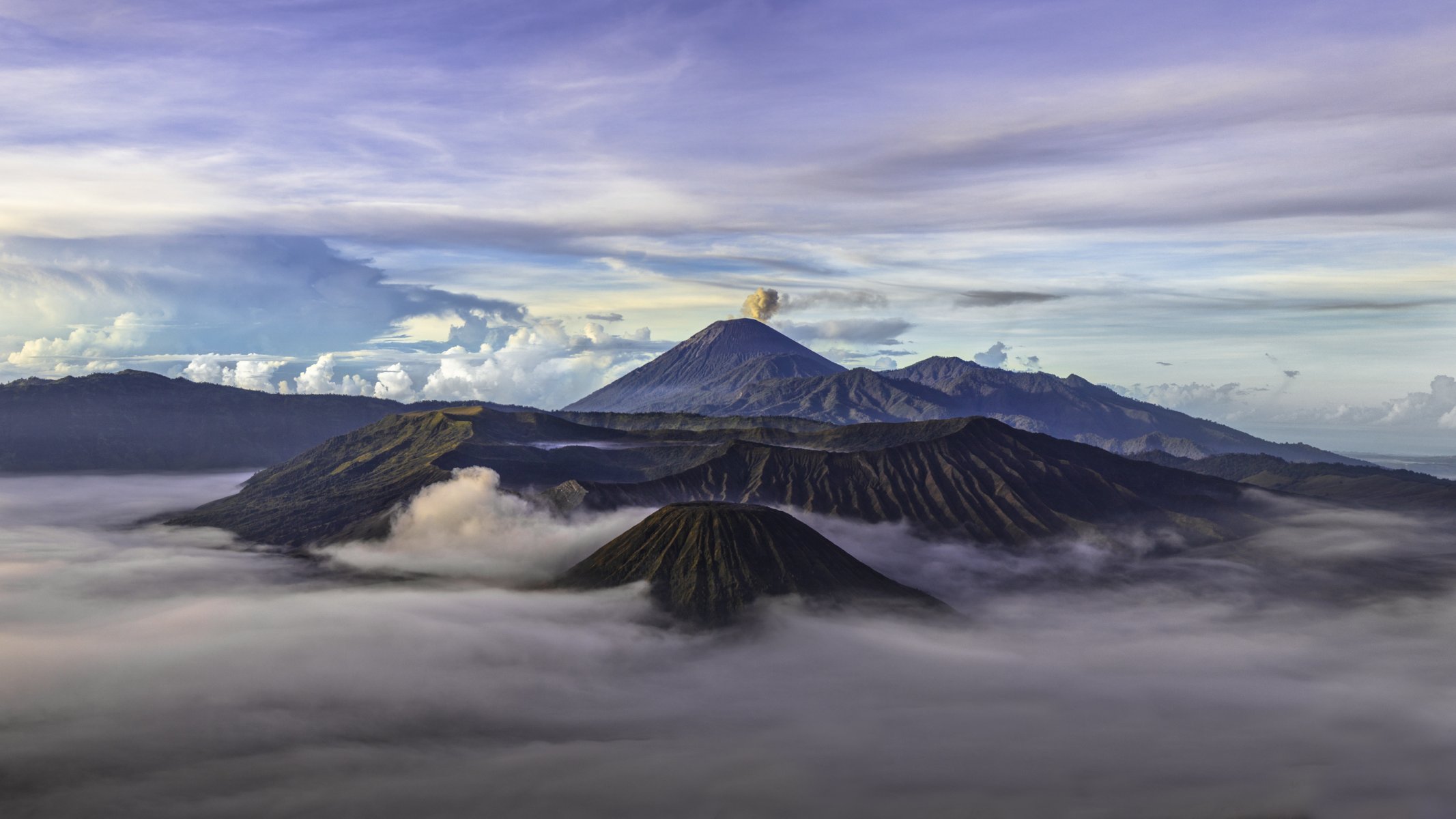 indonesien java bromo vulkan berge dunst himmel wolken