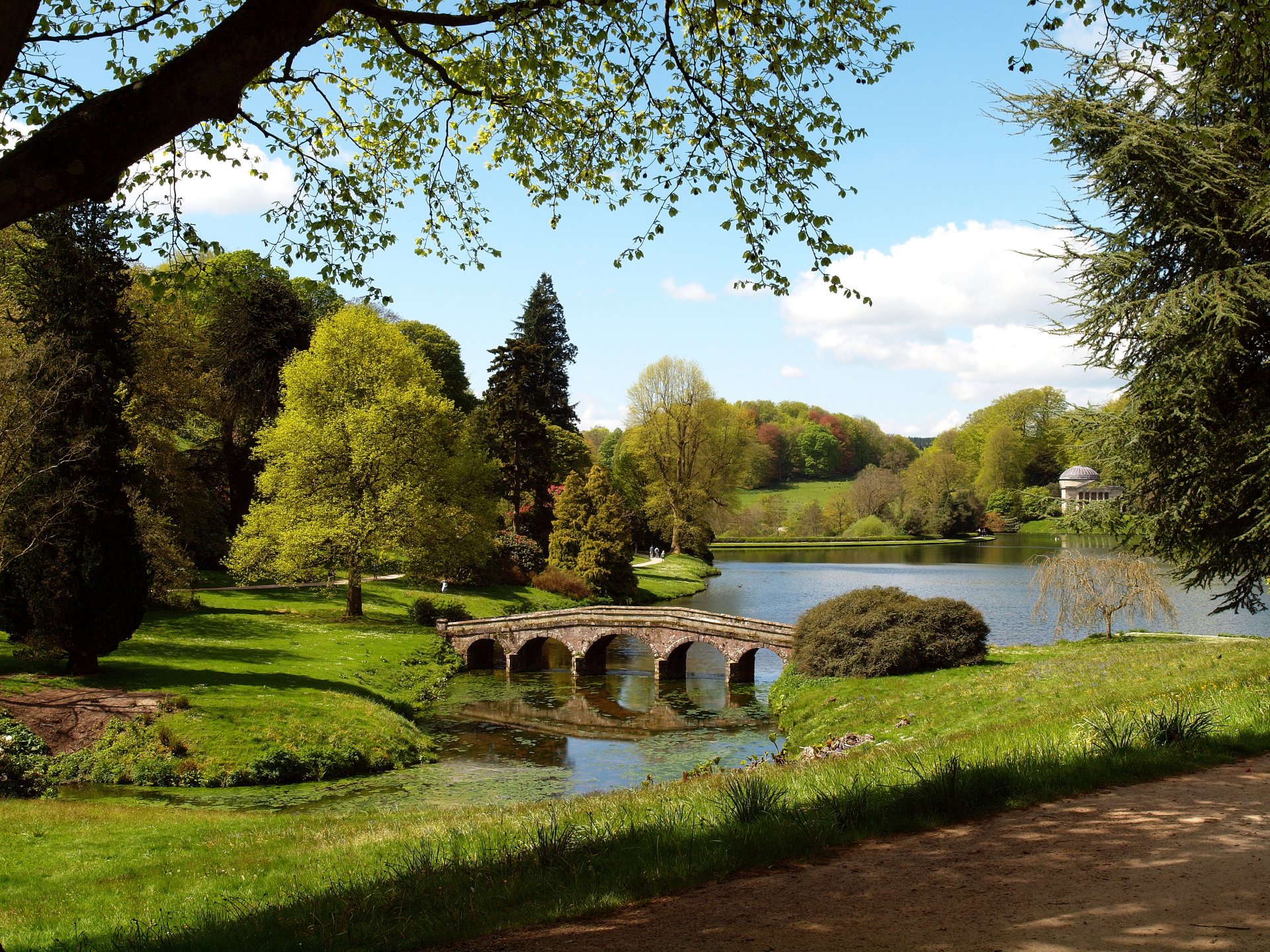 wiltshire inglaterra lago puente estanque camino personas árboles hierba