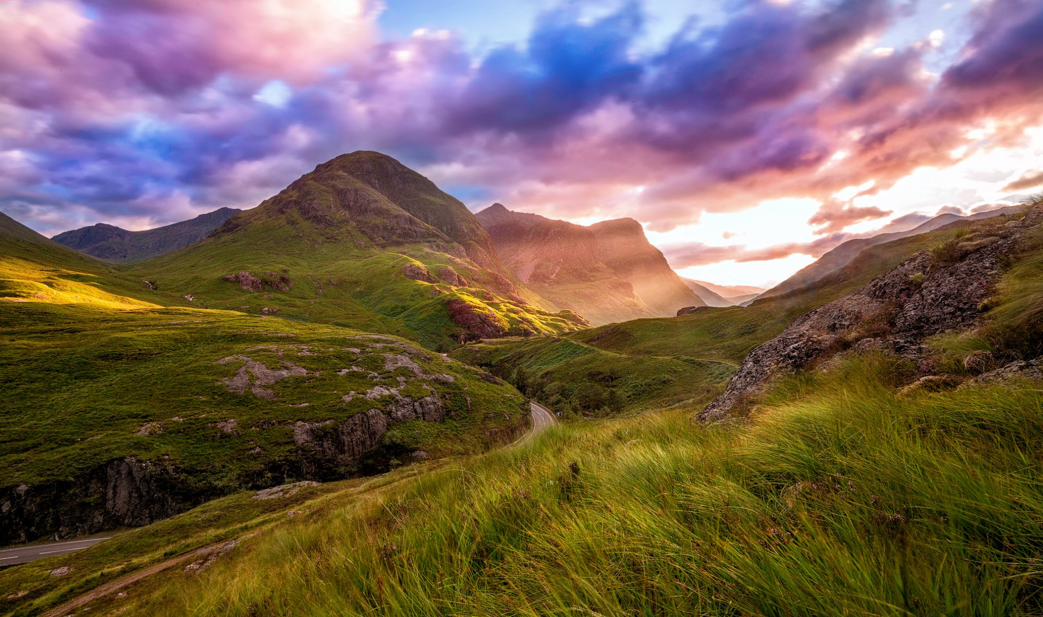 schottland highland tal glencoe berge straße sommer august wolken himmel