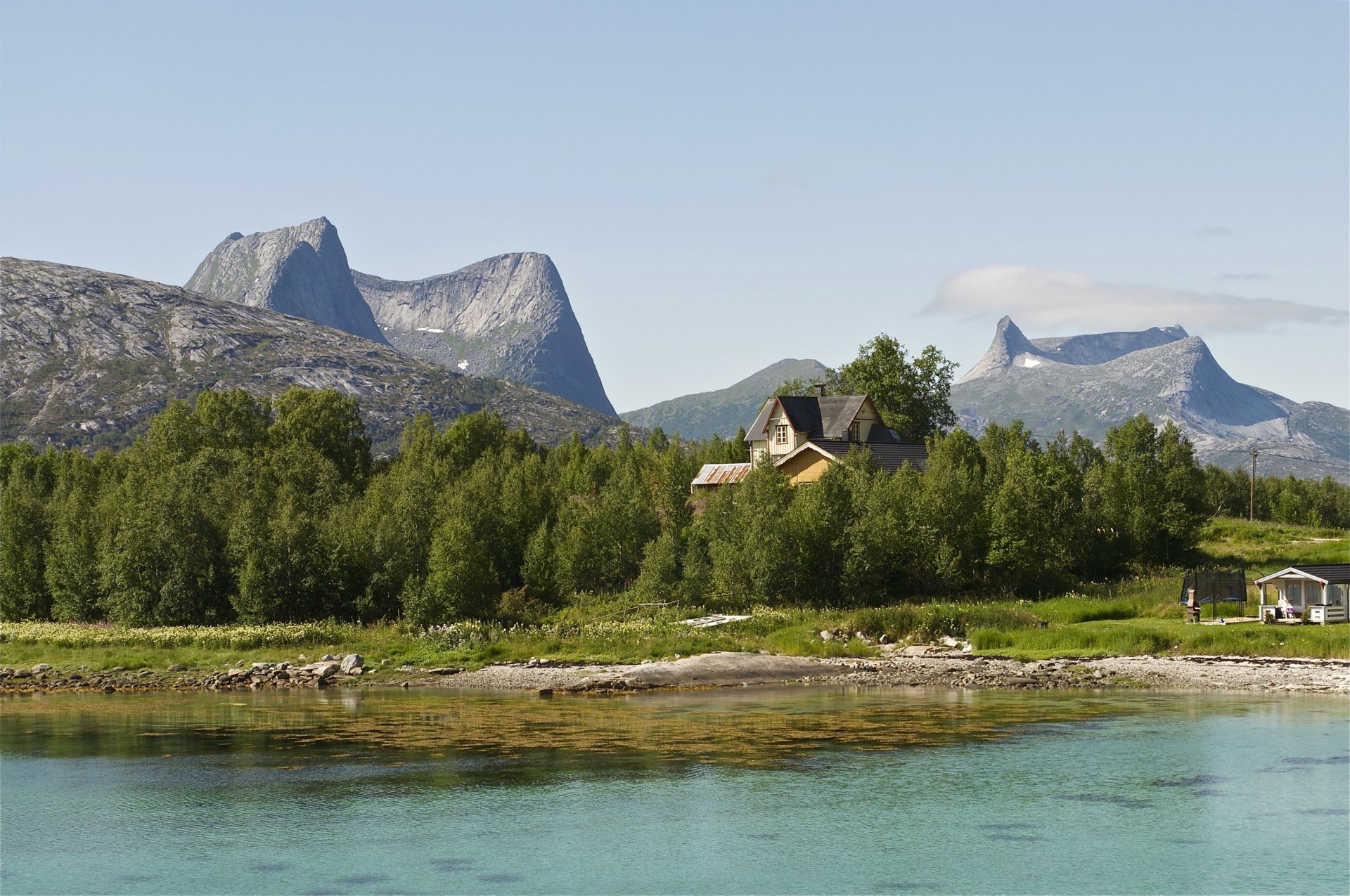 paesaggio norvegia montagne narvik lago case alberi natura