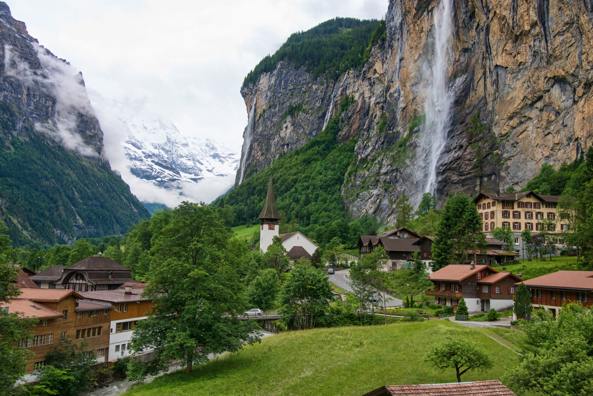 staubbach svizzera montagne cielo valle case strada cascata