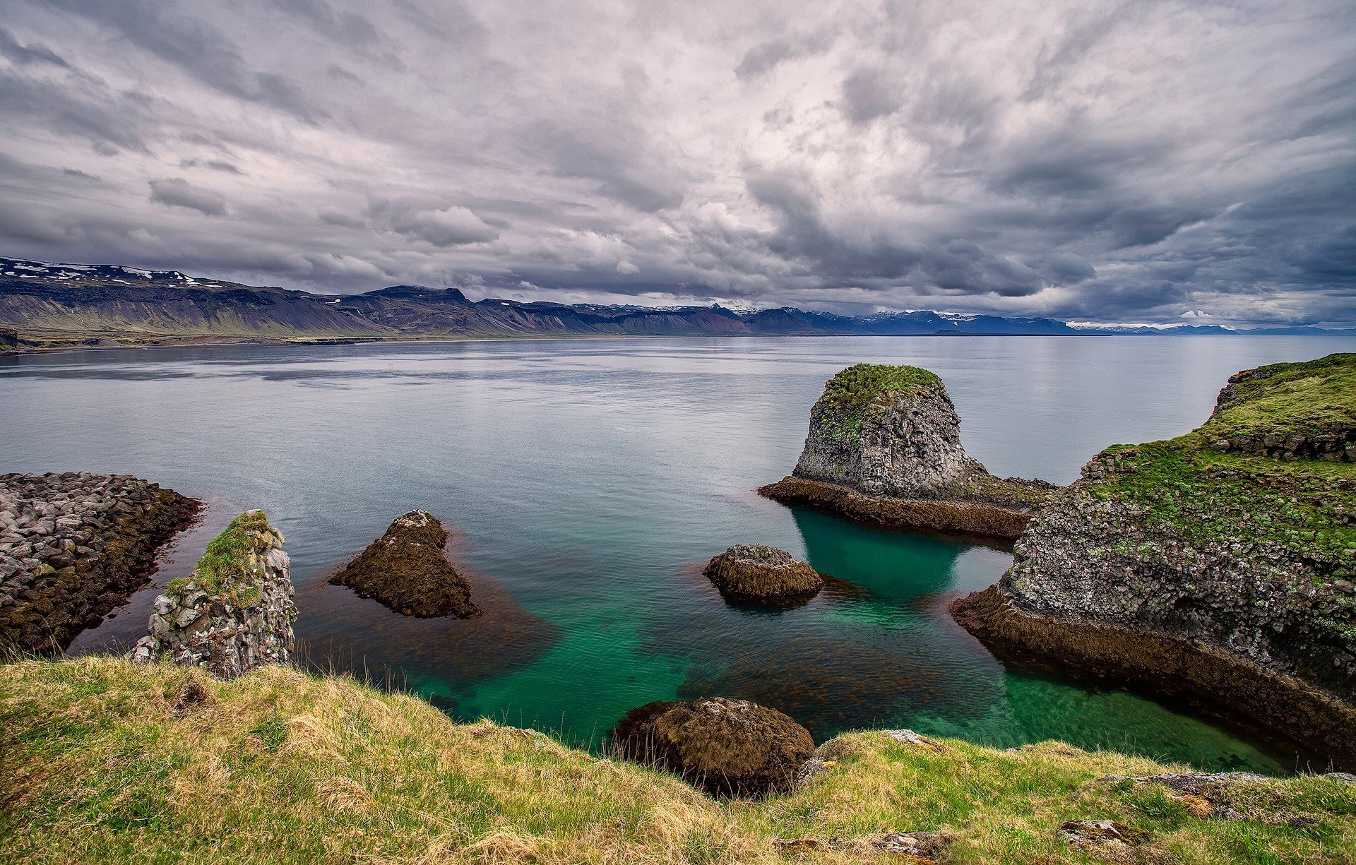 naefellsnes islandia niebo chmury jezioro natura skały trawa