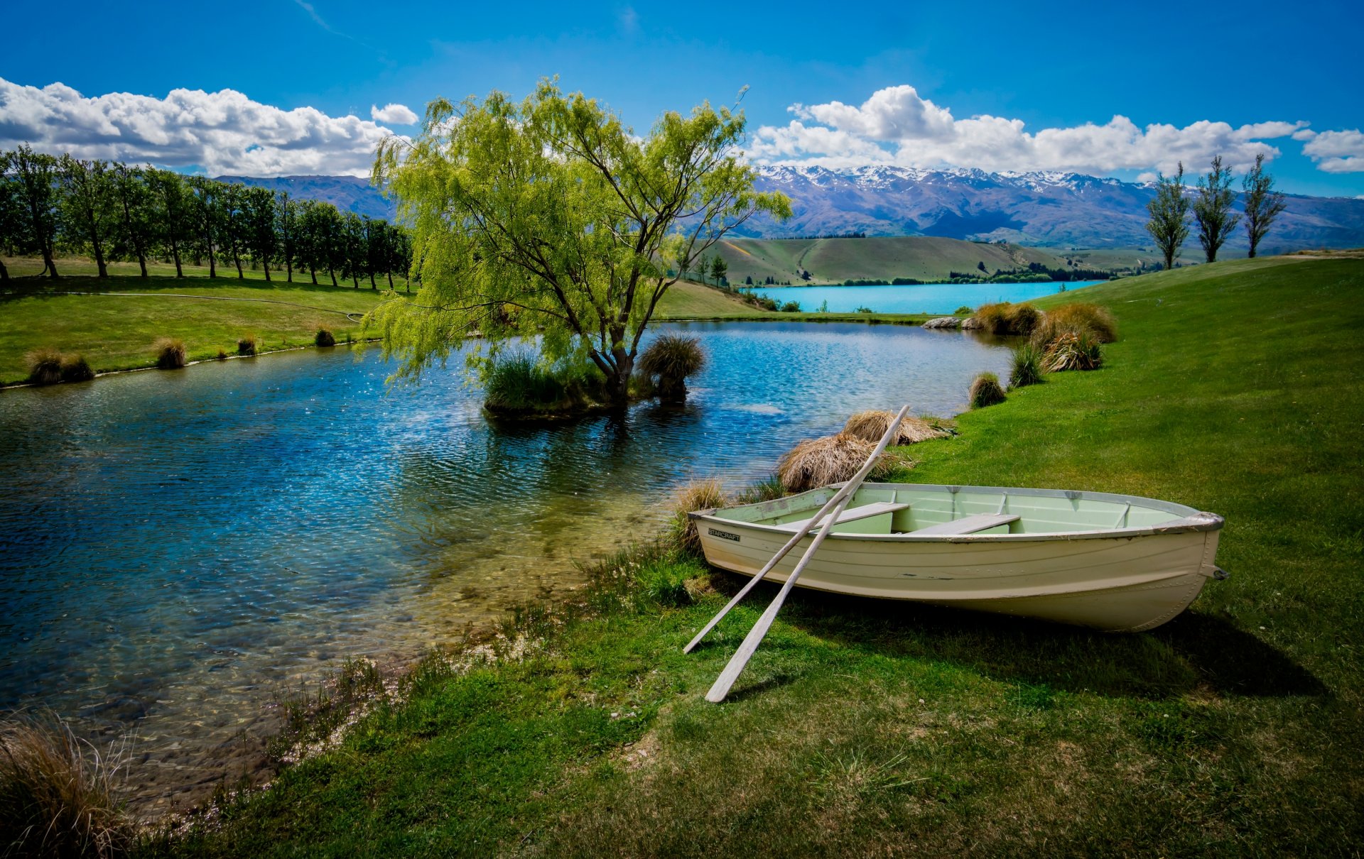 lago barca alberi montagne