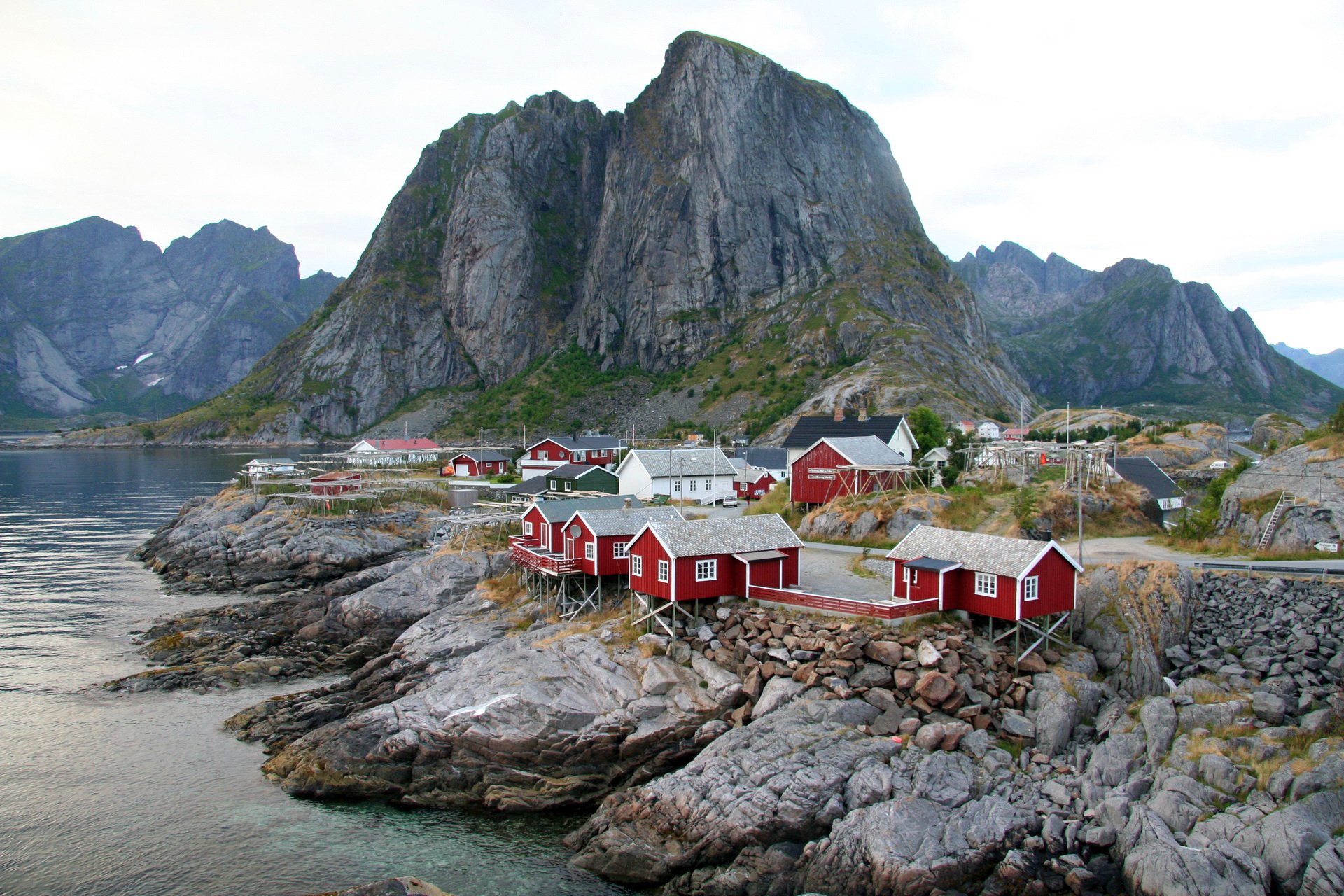 moskenes norvège baie roches pierres ciel montagne maisons