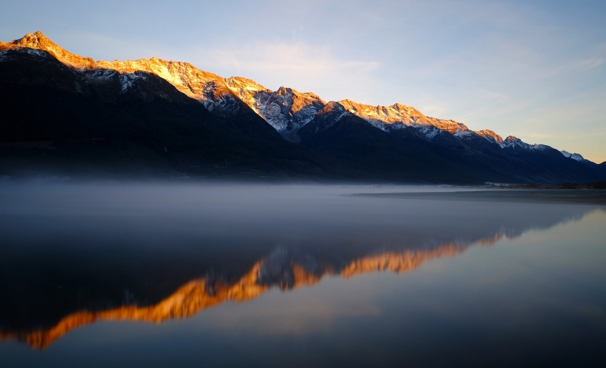 montagnes lac matin brouillard réflexion