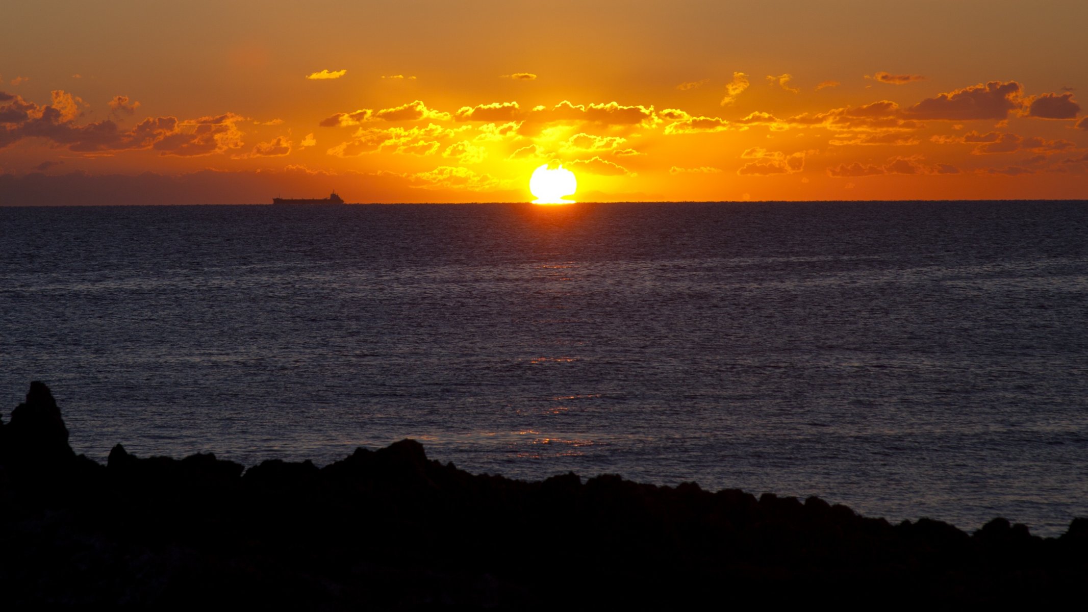 mer côte navire soleil lever du soleil ciel nuages côte est de l italie