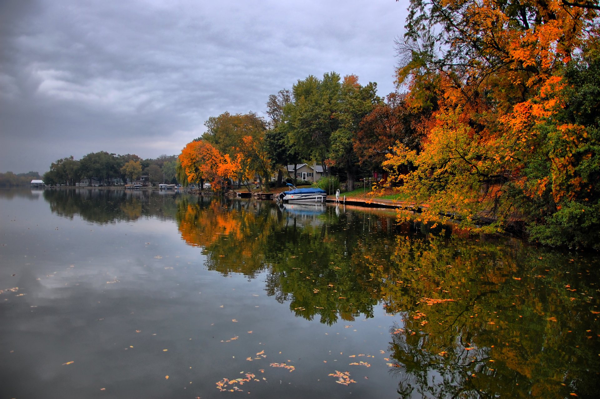 himmel wasser bäume herbst boot hütte blätter rückstau fluss see natur wolken