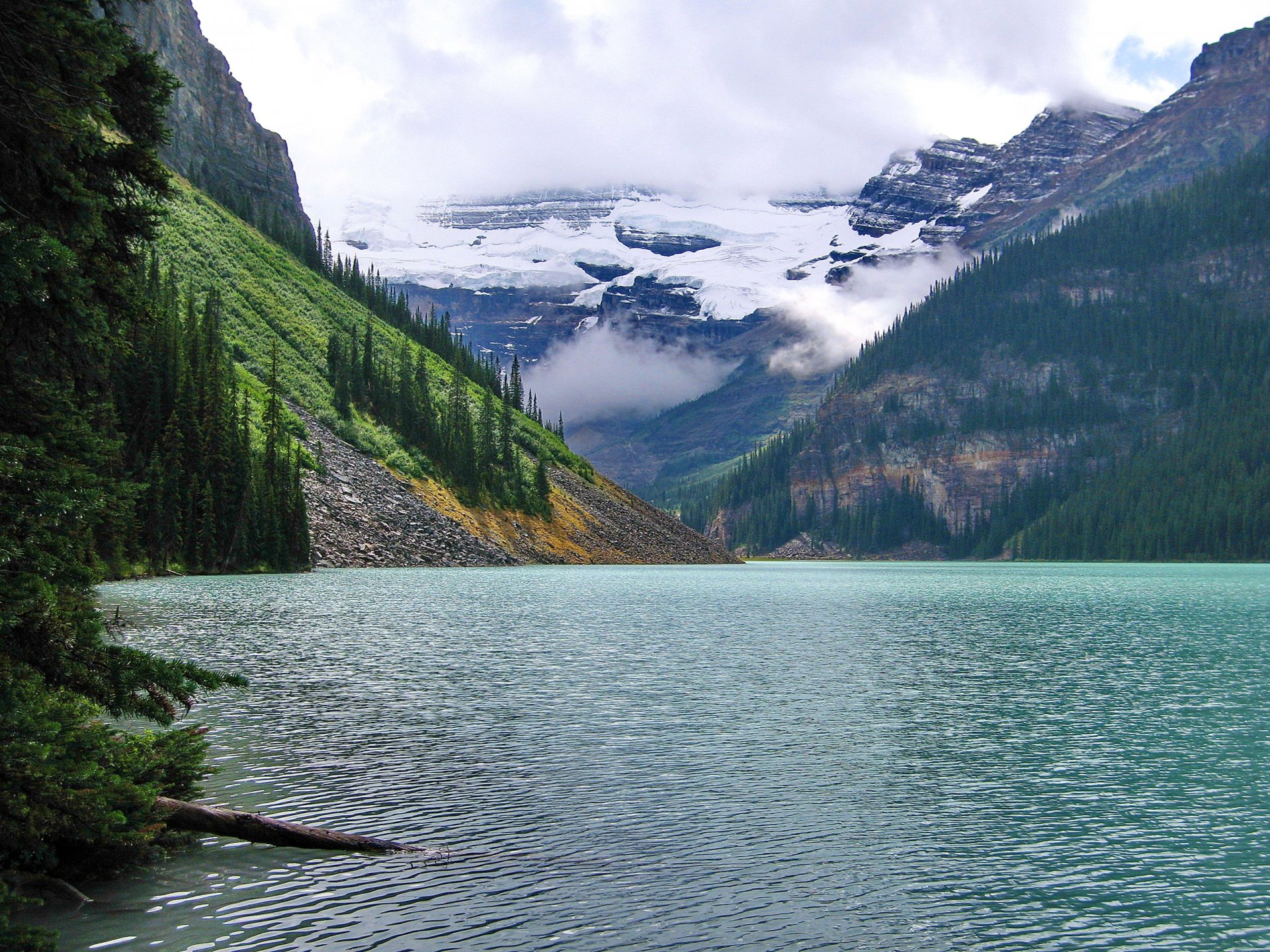 lake louise park narodowy banff alberta kanada góry chmury las jezioro