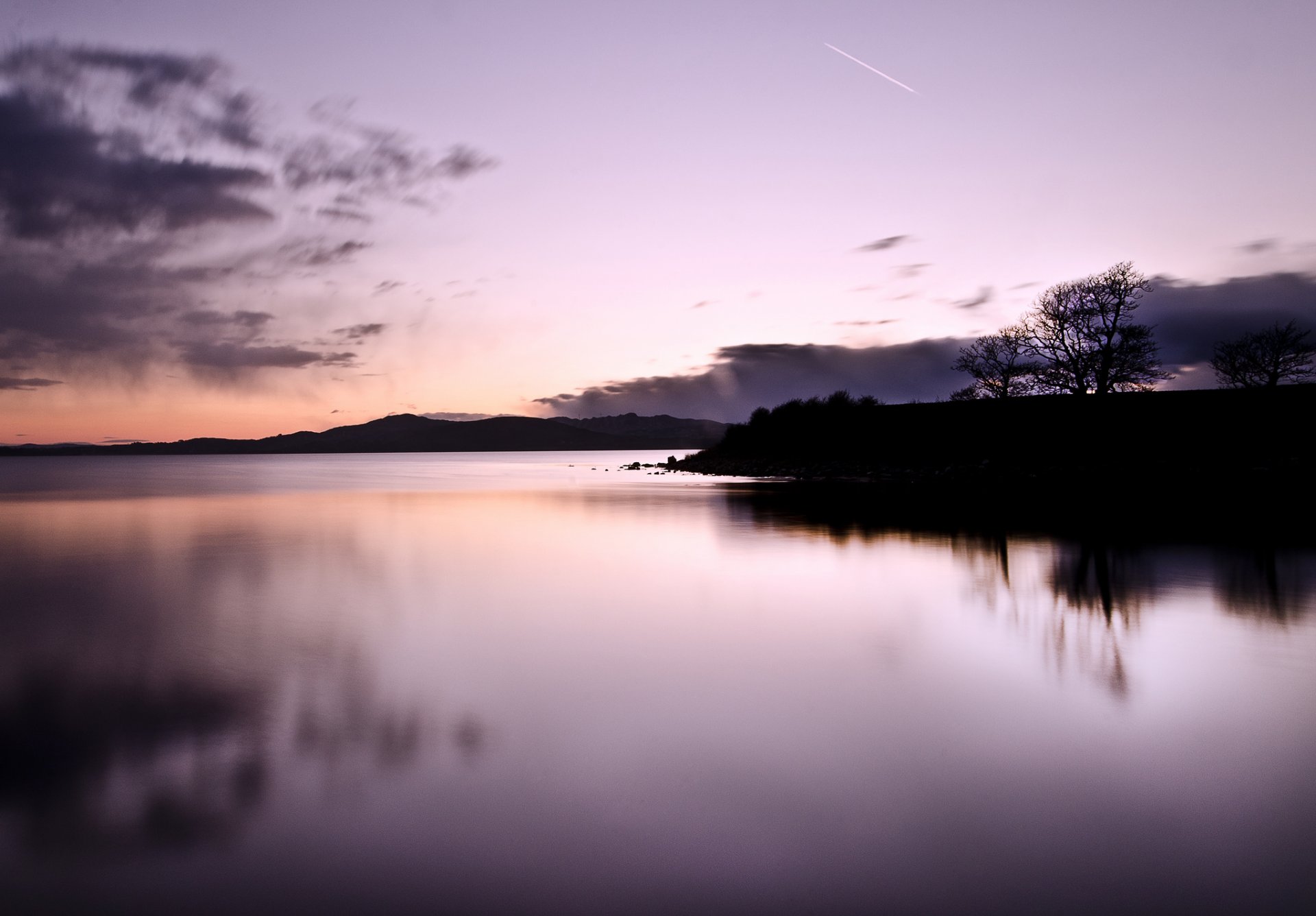 dämmerung see abend bäume silhouetten wolken himmel meteor