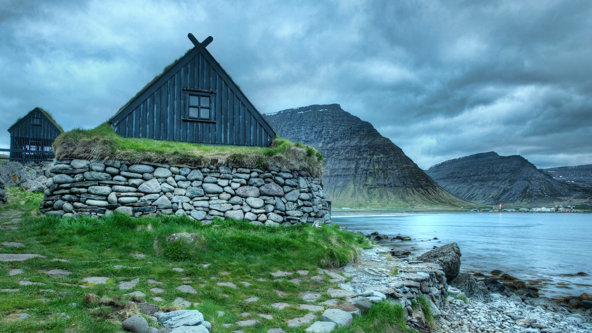 islandia niebo chmury domek góry jezioro hdr