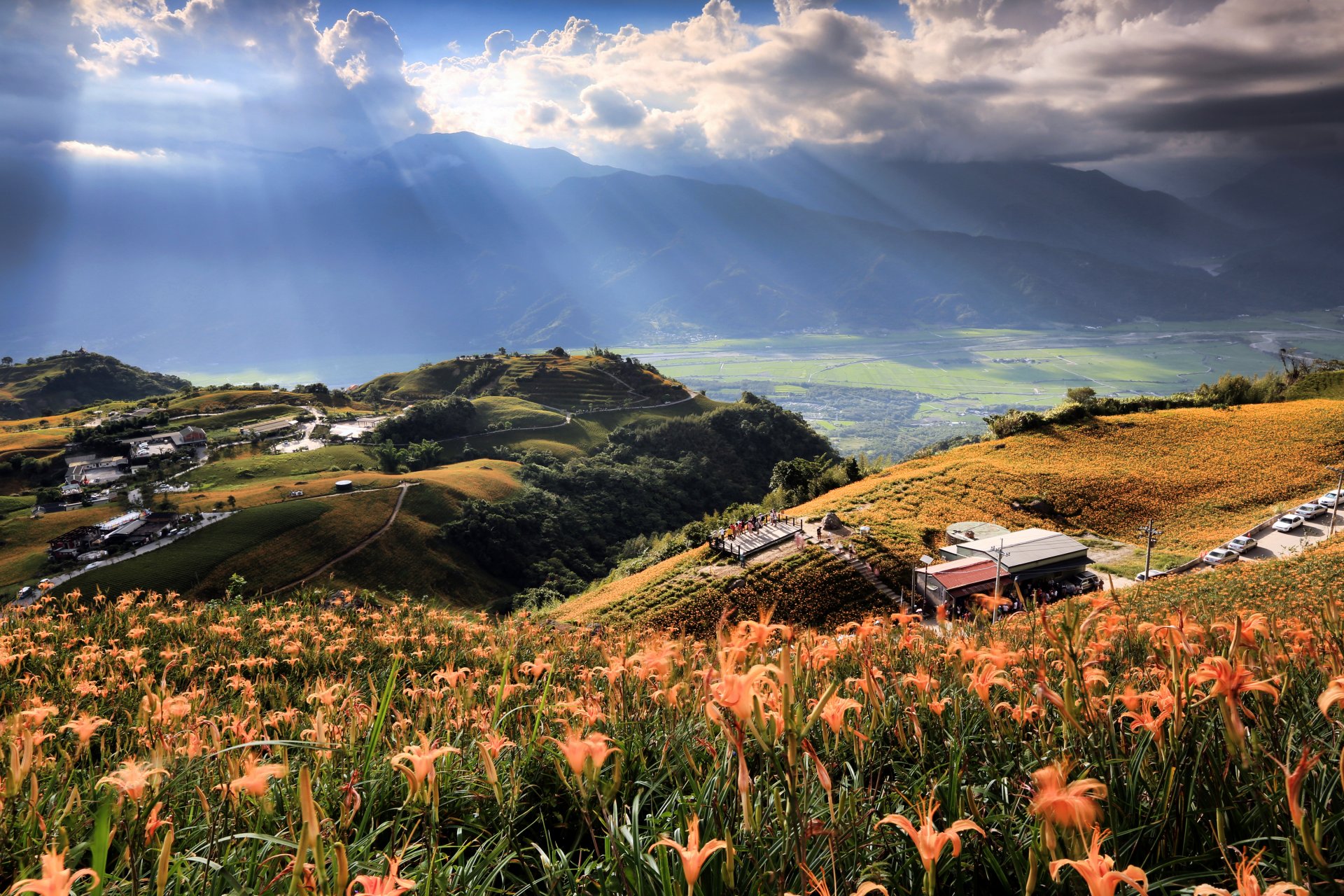 taiwan himmel wolken strahlen licht berge blumen natur hügel tal haus bäume feld