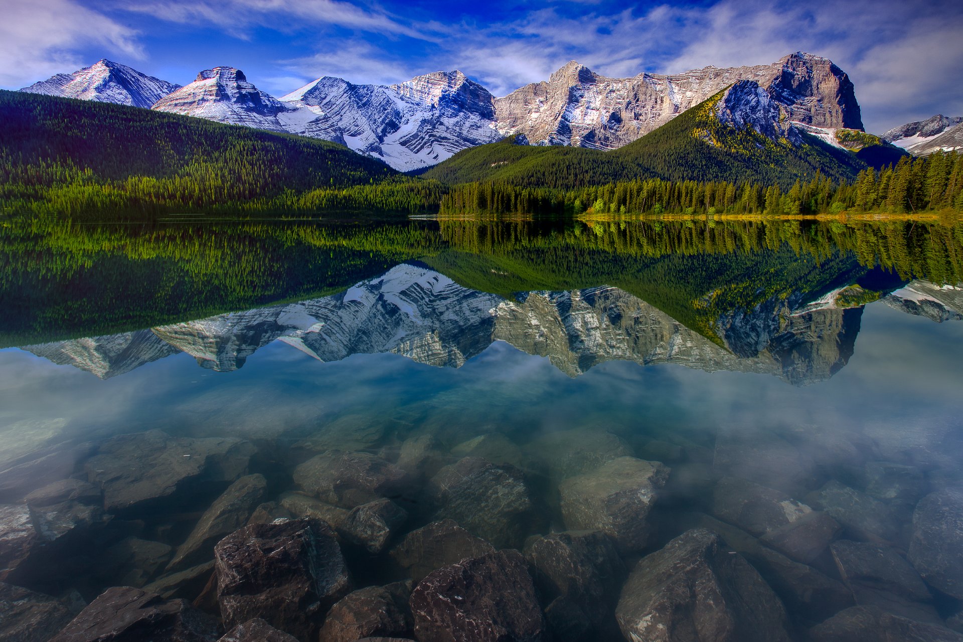 alberta kanada himmel berge wald bäume reflexion steine wolken natur schnee