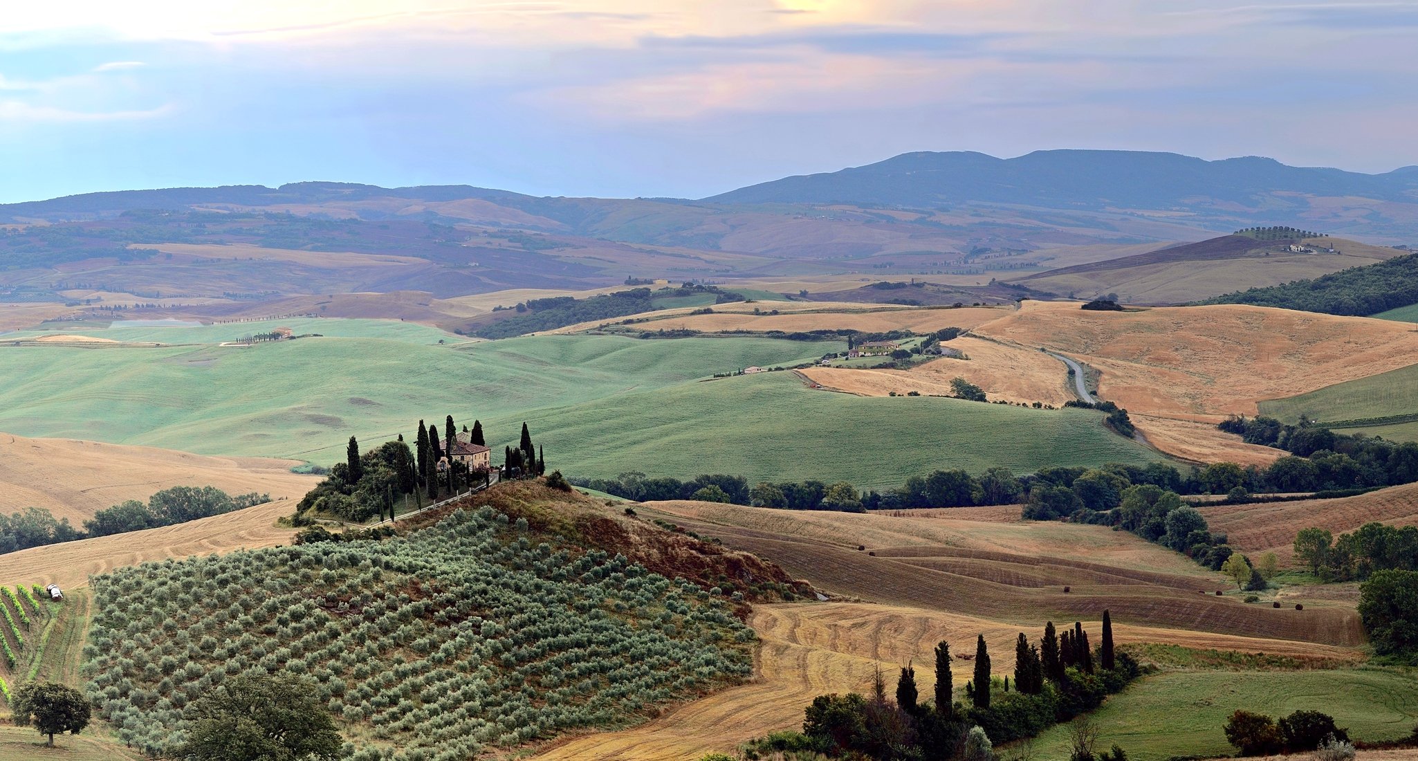 val d orcia toskania włochy niebo wzgórza pola dom drzewa