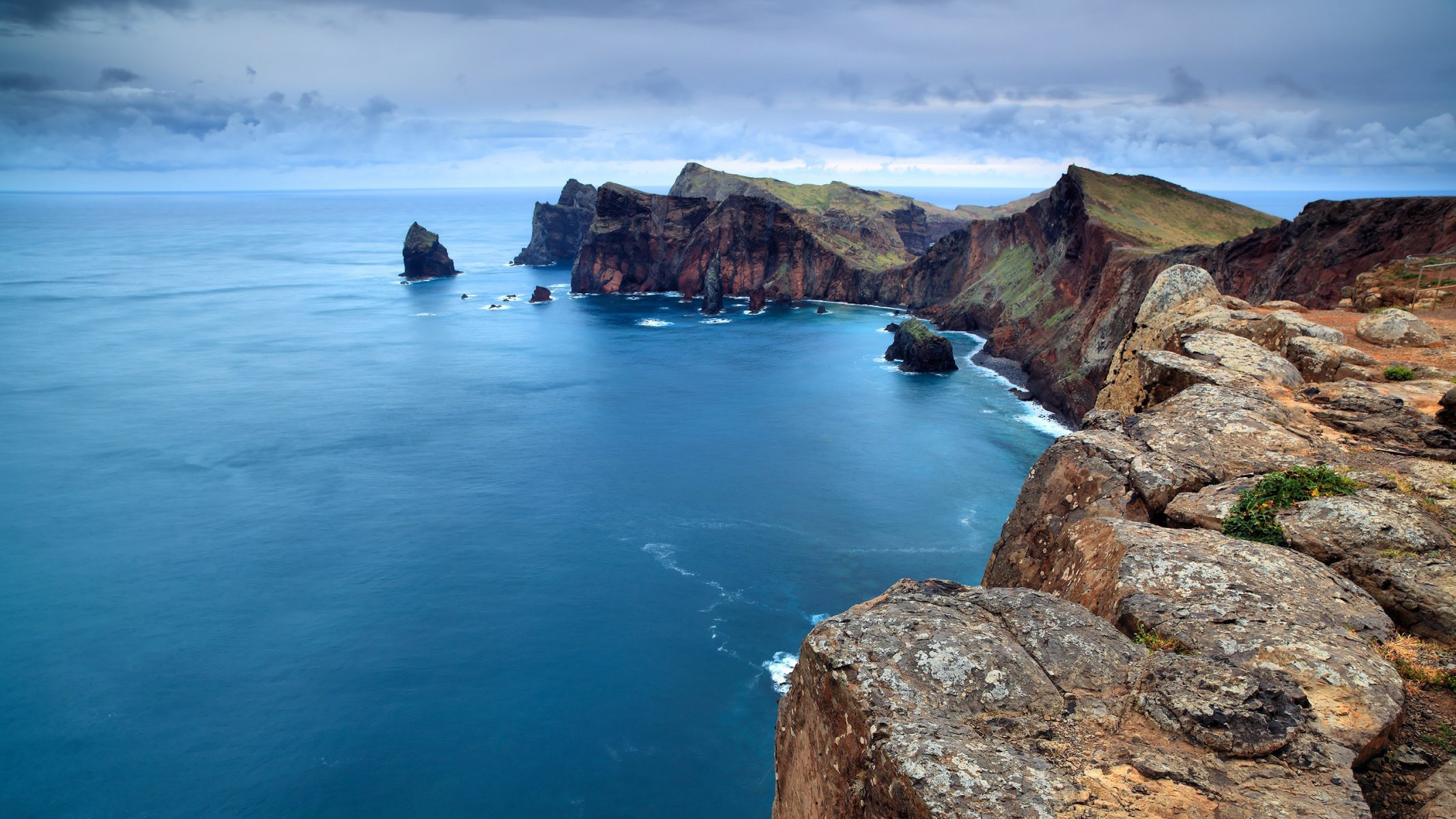 meer ozean felsen riffe trocknen himmel wolken schönheit ferne