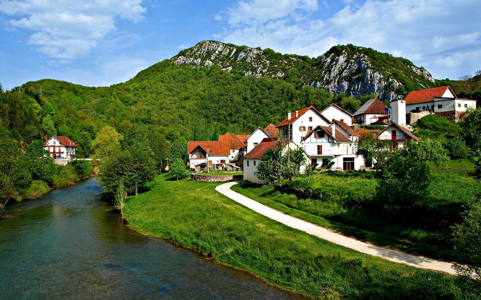 valle de salazar navarra españa valle de salazar río montañas casas