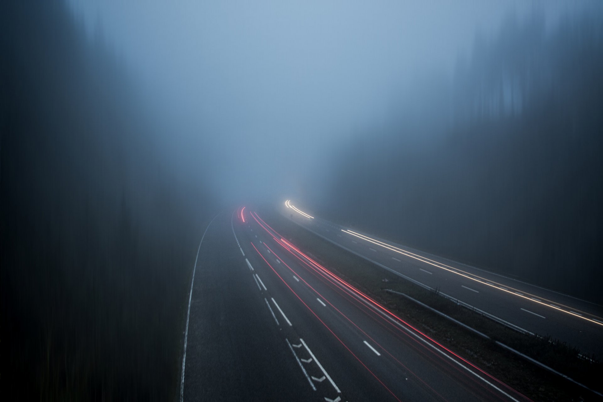 reino unido inglaterra camino tráfico exposición niebla bosque árboles