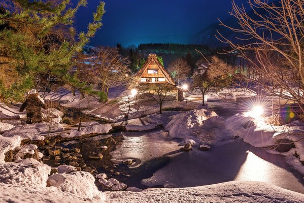 Casa sullo sfondo di un fiume invernale