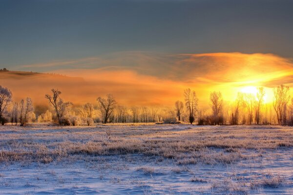 Tramonto nella valle d inverno