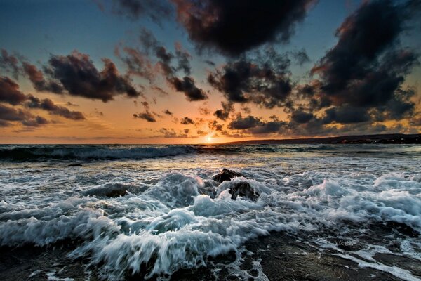 Photo de la côte de la mer au coucher du soleil