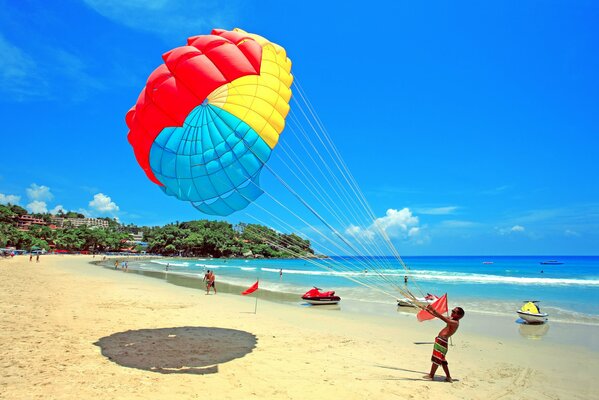 Personnes au repos sur la mer avec parachute ascensionnel et jet ski