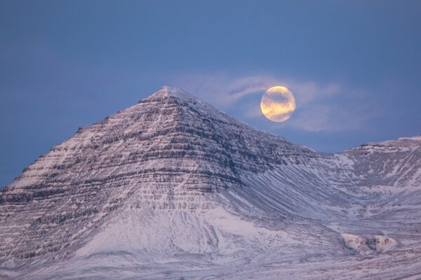 Vollmond in den Bergen mit Dunst in Island