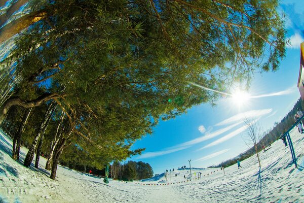 Skifahren von der Rutsche als eine separate Art von Winterspaß