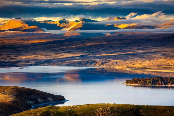 Landschaft des Meeres mit Sandgebirgen