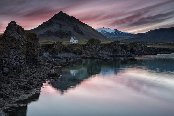 Lodge ai piedi di una montagna in Islanda